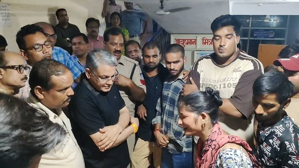 एक और नर्सिंग होम में मौत, पांच दिन पहले हुई पथरी की सर्जरी, हालात बिगड़े तो कर दी ग्वालियर रैफर👇
राधा नामक महिला को 12 सितम्बर को डॉ. अनूप गुप्ता के नर्सिंग होम में भर्ती किया गया था। यहां उसका पथरी का ऑपरेशन हुआ, लेकिन उसकी हालत सुधरने के बजाय बिगड़ती चली गई। शुक्रवार को डॉक्टर ने उसे ग्वालियर रैफर कर दिया, जहां उसकी मौत हो गई। परिजन का कहना है कि पथरी का ऑपरेशन में दूसरे दिन छुट्टी दे दी जाती है, लेकिन यहां डॉक्टर राधा को पांच दिन भर्ती किये रहा और जब स्थिति इसके नियंत्रण से बाहर हो गई तब इसने मरीज को ग्वालियर रैफर किया। अगर समय रहते इसने उसे ग्वालियर ले जाने के लिए कह दिया होता तो शायद उसकी जान बच जाती।