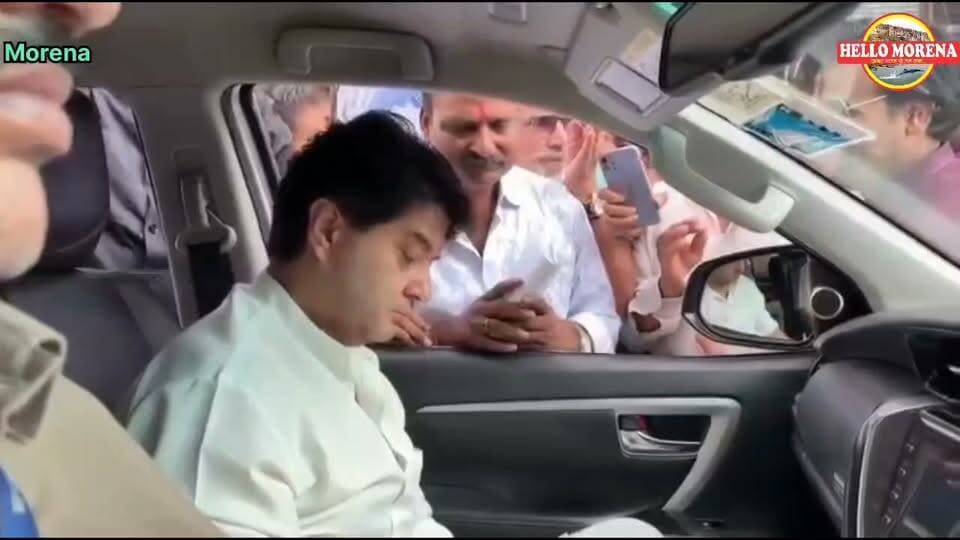 ऐसा क्या कह दिया ग्रामीण ने कि चिढ़ गए सिंधिया! बोले, मेरे साथ ये भाषा यूज मत करना, निवेदन करो, हम काम करेंगे👇
वाकया गुलाबगंज का है, जहां कुछ लोग उन्हें सड़क निर्माण के लिए ज्ञापन देने आए थे।