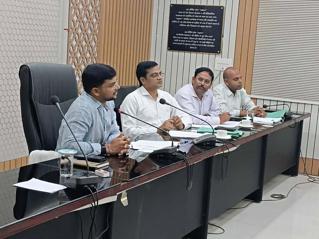 समाहरणालय पूर्णिया,
जनसंपर्क कार्यालय,
प्रेस विज्ञप्ति:1405,
दिनांक 1892026,
==================
पूर्णिया में 'प्रधानमंत्री सूर्य घर मुफ्त बिजली योजना' की समीक्षा बैठक संपन्न:-
16,000 के लक्ष्य के मुकाबले महज 2,500 आवेदन और 400 सोलर अधिष्ठापन पर जिलाधिकारी ने जताई चिंता।
वेंडरों को निजी स्तर पर प्रयास कर नए आवेदन बढ़ाने के सख्त निर्देश।
बैंक लोन में समस्या आने पर कनीय व सहायक विद्युत अभियंता कराएंगे त्वरित समाधान। भुगतान प्राप्त 83 उपभोक्ताओं के परिसर में एक सप्ताह के भीतर सोलर लगाने का निर्देश।
समाहरणालय स्थित 'प्रज्ञान सभागार' में श्री अंशुल कुमार भा०प्र०से० जिला पदाधिकारी, पूर्णिया की अध्यक्षता में 'प्रधानमंत्री सूर्य घर मुफ्त बिजली योजना' से जुड़े सभी कार्यरत वेंडरों के साथ एक उच्चस्तरीय समीक्षा बैठक आयोजित की गई।
बैठक के दौरान जिले में योजना की धीमी प्रगति पर चिंता व्यक्त की गई। समीक्षा में पाया गया कि जिले के लिए निर्धारित 16,000 के लक्ष्य के विरुद्ध अब तक केवल 2,500 आवेदन प्राप्त हुए हैं, जिनमें से महज 400 के करीब सोलर संयंत्र अधिष्ठापित किए जा सके हैं।
इस स्थिति को सुधारने के लिए जिलाधिकारी द्वारा सभी वेंडरों को अपने-अपने स्तर से सक्रिय होकर नए आवेदन कराने के निर्देश दिया गया।
बैंक ऋण प्रक्रिया में मिलेगी विद्युत विभाग की मदद
जिलाधिकारी द्वारा स्पष्ट किया गया कि यदि उपभोक्ताओं या वेंडरों को बैंक से ऋण स्वीकृति में किसी भी प्रकार की कठिनाई आ रही है, तो इसकी सूचना तुरंत विद्युत विभाग को दी जाए।
संबंधित कनीय विद्युत अभियंता (JE) और सहायक विद्युत अभियंता (AE) तुरंत बैंकों से समन्वय स्थापित कर ऋण स्वीकृति की प्रक्रिया में तेजी लाएंगे।
प्राप्त भुगतान पर एक सप्ताह में अधिष्ठापन का आदेश:-
समीक्षा में सामने आया कि 83 ऐसे उपभोक्ता हैं जिनकी स्वीकृति के बाद बैंकों द्वारा वेंडरों को राशि का भुगतान किया जा चुका है।
जिलाधिकारी द्वारा निर्देश दिया गया कि ऐसे सभी मामलों में एक सप्ताह के भीतर सोलर अधिष्ठित (Install) करना सुनिश्चित करें।
प्रेक्षागृह समारोह में भाग लेने की अपील:-
जिलाधिकारी महोदय द्वारा सभी वेंडरों को 19 सितंबर को पूर्णिया जिला स्थित प्रेक्षागृह में आयोजित होने वाले समारोह में अनिवार्य रूप से उपस्थित रहने का निर्देश दिया गया। साथ ही, इस आयोजन के माध्यम से अधिक से अधिक नए आवेदन स्वीकार कराने का आह्वान किया गया।
बैठक में सभी विद्युत कार्यपालक अभियंता एवं कार्य एजेंसी के प्रतिनिधि तथा संबंधित अधिकारिगण मौजूद थे।
Information & Public Relations Department, Government of Bihar