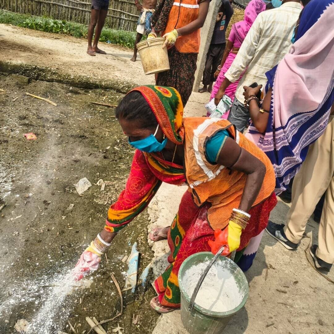 समाहरणालय पूर्णिया,
जनसंपर्क कार्यालय,
प्रेस विज्ञप्ति:-1404,
दिनांक 1892026,
==================
बाढ़ के बाद जलजनित बीमारियों और संक्रामक रोगों से बचाव को लेकर जिला प्रशासन अलर्ट:
अपर समाहर्ता ने ब्लीचिंग पाउडर छिड़काव और मेडिकल कैंपों का किया औचक निरीक्षण:-
जिला पदाधिकारी श्री अंशुल कुमार (भा०प्र०से०) के निर्देशानुसार बाढ़ का पानी घटने के बाद संभावित जलजनित बीमारियों और संक्रामक रोगों की रोकथाम के लिए जिला प्रशासन द्वारा युद्धस्तर पर स्वच्छता एवं स्वास्थ्य अभियान चलाया जा रहा है।
इसी क्रम में अपर समाहर्ता (आपदा प्रबंधन) श्री सुजय कुमार सिंह ने बाढ़ प्रभावित क्षेत्रों का औचक निरीक्षण कर राहत एवं बचाव कार्यों का जायजा लिया।
निरीक्षण के दौरान अपर समाहर्ता ने विभिन्न बस्तियों, जलजमाव वाले स्थानों और सार्वजनिक स्थलों पर चलाए जा रहे ब्लीचिंग पाउडर तथा कीटाणुनाशक छिड़काव कार्य की अद्यतन स्थिति देखी।
उन्होंने मौके पर मौजूद स्वच्छता कर्मियों को स्पष्ट निर्देश दिया कि पानी उतरे सभी इलाकों में सघन छिड़काव सुनिश्चित किया जाए, ताकि मच्छरों के प्रकोप और मौसमी बीमारियों पर समय रहते प्रभावी नियंत्रण पाया जा सके।
इसके अतिरिक्त, उन्होंने प्रभावित क्षेत्रों में संचालित मेडिकल कैंपों का जायजा लेते हुए चिकित्सकों की उपस्थिति, मरीज पंजी (रजिस्टर) और दवाओं के स्टॉक की समीक्षा की।
उन्होंने सभी कैंपों में एंटी-वेनम, ओआरएस, क्लोरीन टैबलेट्स सहित सभी जीवनरक्षक एवं आवश्यक दवाओं की पर्याप्त उपलब्धता बनाए रखने के सख्त निर्देश दिए।
अपर समाहर्ता ने स्पष्ट किया कि जिला प्रशासन प्रभावित परिवारों की सुरक्षा, स्वास्थ्य और पुनर्वास के लिए पूरी तरह तत्पर है और स्थिति पर निरंतर नजर रखी जा रही है।
इस औचक निरीक्षण के दौरान संबंधित प्रखंड विकास पदाधिकारी (BDO), अंचलाधिकारी (CO) तथा स्वास्थ्य विभाग के वरीय अधिकारी एवं कर्मी मौजूद थे।