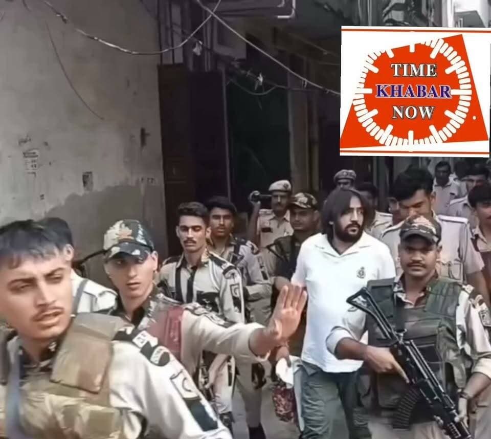 गैंगस्टर नीरज बवाना को दिल्ली हाई कोर्ट द्वारा अपनी बीमार पत्नी और नवजात बच्चों से मिलने के लिए 6 घंटे की कस्टडी पैरोल दी गई थी। इस दौरान वह भारी पुलिस सुरक्षा के बीच दिल्ली के हरि नगर स्थित अपने आवास और मोती नगर के अस्पताल पहुंचा था #NeerajBawana #DelhiHighCourt #CustodyParole #Delhi #TiharJail