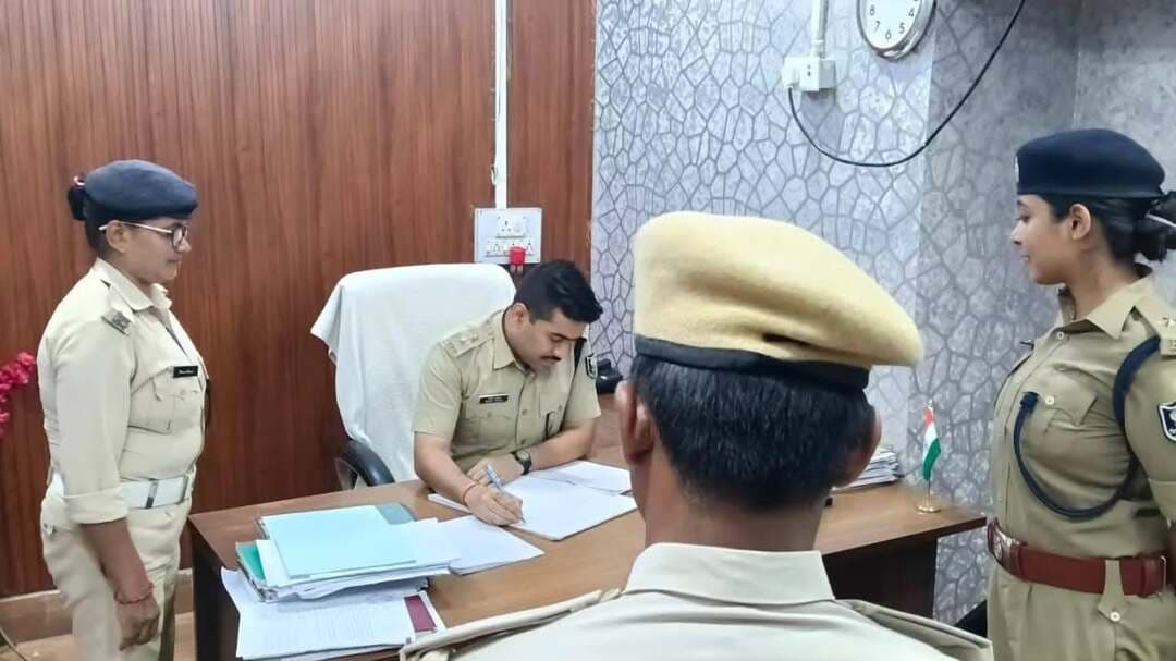 🚨पुलिस अधीक्षक, यातायात, पटना द्वारा ‘लाइन डे’ का आयोजन किया गया।
इस अवसर पर यातायात व्यवस्था को अधिक सुगम, सुरक्षित और अनुशासित बनाने हेतु कई महत्वपूर्ण पहलुओं पर समीक्षा की गई:
🔹 यातायात संचालन की समीक्षा: शहर की ट्रैफिक व्यवस्था को दुरुस्त करने, जाम की समस्या से निपटने और सुगम आवागमन सुनिश्चित करने के लिए विस्तृत चर्चा की गई।
🔹 पदाधिकारियों की कार्य समीक्षा: यातायात अधिकारियों एवं कर्मियों के कार्यों, छुट्टियों तथा ऑन-ड्यूटी अनुशासन का आकलन किया गया।
🔹 आवश्यक दिशा-निर्देश: ड्यूटी में लापरवाही न बरतने, आम जनता के साथ सहयोगात्मक रवैया अपनाने और ट्रैफिक नियमों का पालन कराने हेतु आवश्यक निर्देश दिए गए।
🔹 अनुशासन पर जोर: अनुशासनहीनता और कर्तव्य में कोताही बरतने वाले कर्मियों पर नियमानुसार दंड की कार्रवाई भी की जा रही हैं ।
पटना यातायात पुलिस शहरवासियों को सुरक्षित एवं बाधारहित यातायात अनुभव देने के लिए प्रतिबद्ध है।
#PatnaTrafficPolice #PatnaPolice #TrafficManagement #lineday# TrafficRule
