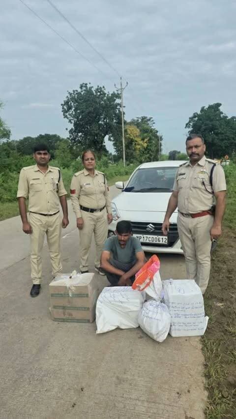 अवैध शराब के खिलाफ आबकारी की सक्रियता, कार समेत युवक गिरफ्तार
350 पाव शराब जब्त, शराब और वाहन की कीमत 4.27 लाख
सतना। अवैध शराब के निर्माण, परिवहन और बिक्री के खिलाफ आबकारी विभाग की लगातार कार्रवाई जारी है। गुरुवार को सतना सर्किल-2 की टीम ने सिविल लाइन क्षेत्र के बचवई के पास घेराबंदी कर कार MP17 CD 0612 से 350 पाव यानी करीब 63 लीटर अवैध शराब जब्त की। मौके से सोहौला निवासी दीपेन्द्र जायसवाल (28) को गिरफ्तार किया गया। जब्त शराब और कार की कुल कीमत 4 लाख 27 हजार 750 रुपए आंकी गई है। सहायक आबकारी आयुक्त एसके उरांव के निर्देशन में की गई कार्रवाई के बाद आरोपी के खिलाफ आबकारी एक्ट की धारा 34(2) के तहत प्रकरण दर्ज कर न्यायालय में पेश किया गया, जहां से उसे जेल भेज दिया गया।#सतना #आबकारीविभाग #अवैधशराब #आबकारीकार्रवाई #शराबतस्करी ExciseDepartment Satna CrimeNews