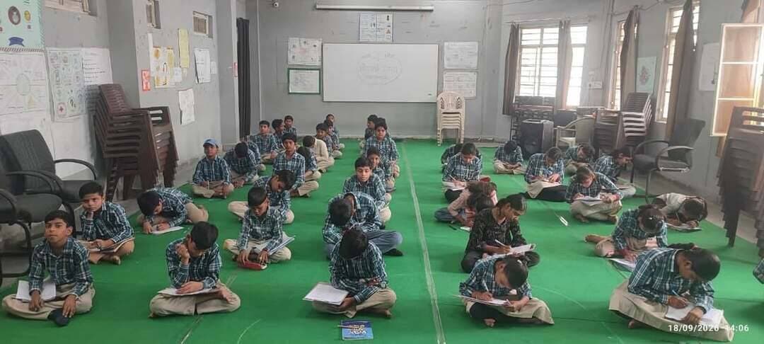 सांदीपनि विद्यालय में मोगली उत्सव के अंतर्गत निबंध प्रतियोगिता आयोजित
----
मोगली उत्सव के अंतर्गत सांदीपनि विद्यालय श्योपुर में निबंध प्रतियोगिता का आयोजन किया गया। प्रतियोगिता में कनिष्ठ एवं वरिष्ठ वर्ग के कुल 81 छात्र-छात्राओं ने उत्साहपूर्वक भाग लिया।
प्रतियोगिता का आयोजन श्री नरेंद्र कुमार शर्मा एवं श्री लोकेश कुमार मथुरिया के मार्गदर्शन में किया गया। विद्यार्थियों ने प्रकृति, वन्यजीवन एवं पर्यावरण से जुड़े विषयों पर अपने विचारों को रचनात्मक ढंग से निबंध के माध्यम से प्रस्तुत किया।
विद्यालय के प्राचार्य श्री अशोक खंडेलवाल ने विद्यार्थियों का उत्साहवर्धन करते हुए कहा कि इस प्रकार की प्रतियोगिताएं विद्यार्थियों की रचनात्मकता, लेखन क्षमता एवं प्रकृति के प्रति संवेदनशीलता को विकसित करती हैं।
-
CM Madhya Pradesh
Jansampark Madhya Pradesh
#JansamparkMP
#sheopur