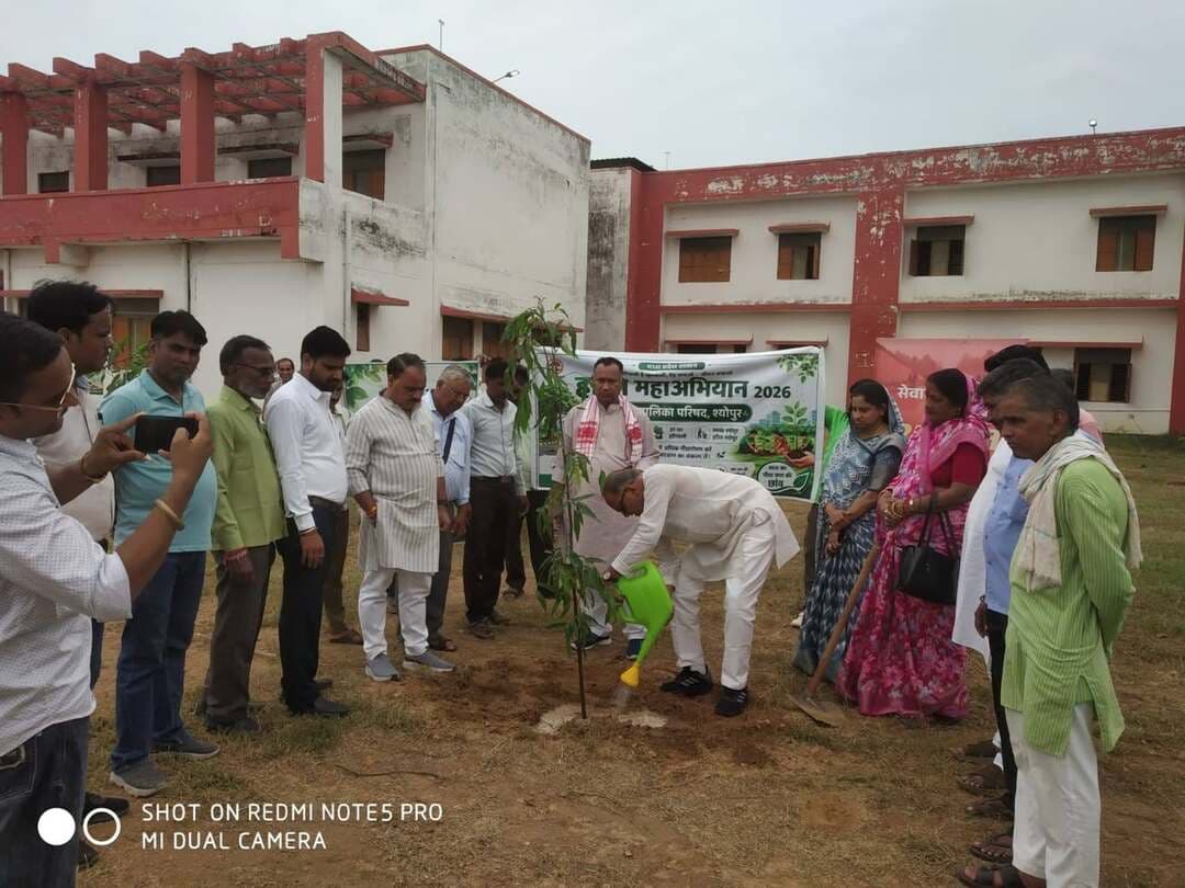 आदर्श कन्या महाविद्यालय में पौधरोपण कार्यक्रम आयोजित
----
प्रधानमंत्री श्री नरेंद्र मोदी जी के जन्मदिन एवं सार्वजनिक जीवन के 25वें वर्ष के उपलक्ष्य में पूरे देश में दिनांक 17 सितम्बर से 17 अक्टूबर 2026 तक सेवा संकल्प अभियान चलाया जा रहा है। इसी क्रम में नगर पालिका श्योपुर के तत्वावधान में शासकीय आदर्श कन्या महाविद्याल श्योपुर परिसर में पौधरोपण कार्यक्रम आयोजित किया गया।
जिसमें नगर पालिका अध्यक्ष श्रीमती रेनू सुजीत गर्ग, पूर्व विधायक श्री ब्रजराज सिंह चौहान, जिलाध्यक्ष भाजपा श्री शशांक भूषण,प्रदेश कार्यसमिति सदस्य श्री महावीर सिंह सिसोदिया, श्री कैलाश नारायण गुप्ता, सांसद प्रतिनिधि श्री सुजीत गर्ग, भाजपा नगर मंडल अध्यक्ष श्री संजय मंगल, महिला मोर्चा जिला अध्यक्ष श्रीमती नेहा कुलश्रेष्ठ, सचिव रेडक्रॉस सोसाइटी श्री दिनेश दुबौलिया, पार्षद श्री बंटी आर्य, नगर पालिका परिषद श्योपुर के पार्षद श्री विष्णु पाराशर, श्री अकबर अली दाऊदी , शासकीय कन्या महाविद्यालय के प्रोफेसर डॉ श्याम बामनिया, डॉ महेश कुशवाह,डॉ मनीष सैनी, डॉ खेमराज आर्य,डॉ मंजू शाक्य,डॉ परवीन वर्मा,हीरा सिंह,नगर पालिका परिषद श्योपुर के श्री आदित्य चौहान, श्री नीरज निगम एवं श्री इश्तियाक कुरैशी सहित अन्य कर्मचारी एवं छात्राओं ने भी वृक्षारोपण किया।
-
CM Madhya Pradesh
Jansampark Madhya Pradesh
#JansamparkMP
#sheopur
