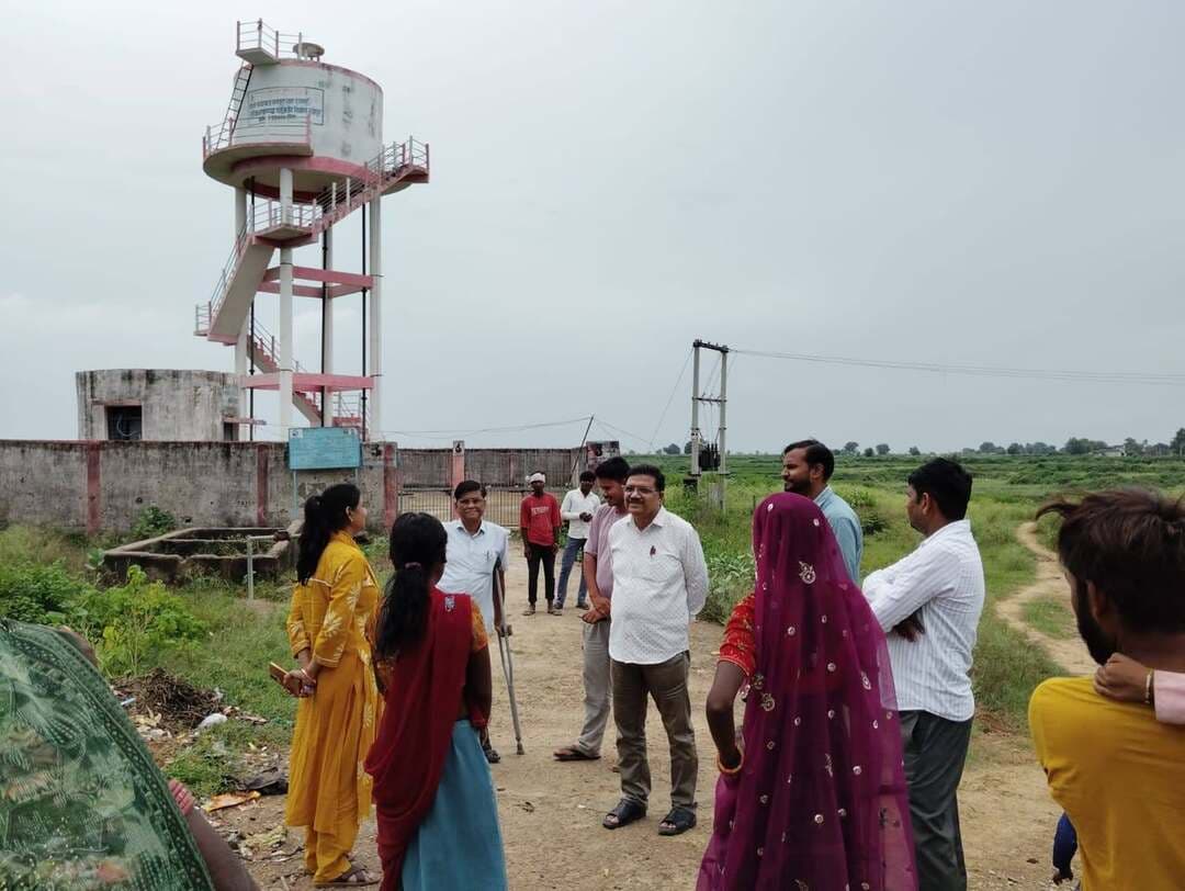 मुख्य अभियंता ने किया विभिन्न ग्रामों का भ्रमण
नल-जल योजनाओं की प्रगति एवं गुणवत्ता का लिया जायजा
----
मुख्य अभियंता श्री आर.पी. हिरोडिया लोक स्वास्थ्य यांत्रिकी विभाग परिक्षेत्र ग्वालियर द्वारा श्योपुर जिले के विभिन्न ग्रामों का भ्रमण कर जल जीवन मिशन अंतर्गत संचालित नल-जल योजनाओं की स्थिति का जायजा लिया गया।
मुख्य अभियंता ने सर्वप्रथम कराहल विकासखंड की ग्राम पंचायत बगबाज एवं ककरधा का भ्रमण किया। इसके पश्चात ग्राम भेला भीमलत में प्रगतिरत नल-जल योजना के कार्य का निरीक्षण किया। निरीक्षण के दौरान उन्होंने कार्य की गुणवत्ता सुनिश्चित करने के साथ निर्धारित समय-सीमा में कार्य पूर्ण करने के निर्देश दिए। मुख्य अभियंता द्वारा श्योपुर विकासखंड के ग्राम दलालना खुर्द का भ्रमण किया गया। यहां नल-जल योजना के संचालन एवं ग्रामीणों को उपलब्ध कराई जा रही पेयजल सुविधा की स्थिति की जानकारी ली गई।
क्षेत्र भ्रमण के दौरान मुख्य अभियंता ने पंप ऑपरेटरों से चर्चा कर योजनाओं के संचालन की जानकारी ली। साथ ही ग्रामीणों से संवाद करते हुए नल-जल योजना के पूर्व और योजना के बाद गांव में आए बदलाव तथा घर-घर नल से उपलब्ध हो रहे पेयजल से बदली तस्वीर के बारे में चर्चा की। पूर्ण योजनाओं के संबंध में आवश्यक तकनीकी मार्गदर्शन प्रदान करते हुए समय-समय पर मार्गदर्शन देते रहने के निर्देश दिए।
उन्होंने विभागीय अधिकारियों एवं कर्मचारियों को सभी कार्य पूरी लगन एवं जिम्मेदारी के साथ करने तथा योजनाओं की गुणवत्ता एवं सुचारु संचालन के लिए क्षेत्र में निरंतर भ्रमण करने के निर्देश दिए। क्षेत्र भ्रमण के दौरान सहायकयंत्री श्री ओ.पी. नगर एवं जिला सलाहकार श्रीमती आराधना पाराशर, उपयंत्री श्री विजय प्रजापति उपस्थित रहे।
-
CM Madhya Pradesh
Jansampark Madhya Pradesh
#JansamparkMP
#sheopur