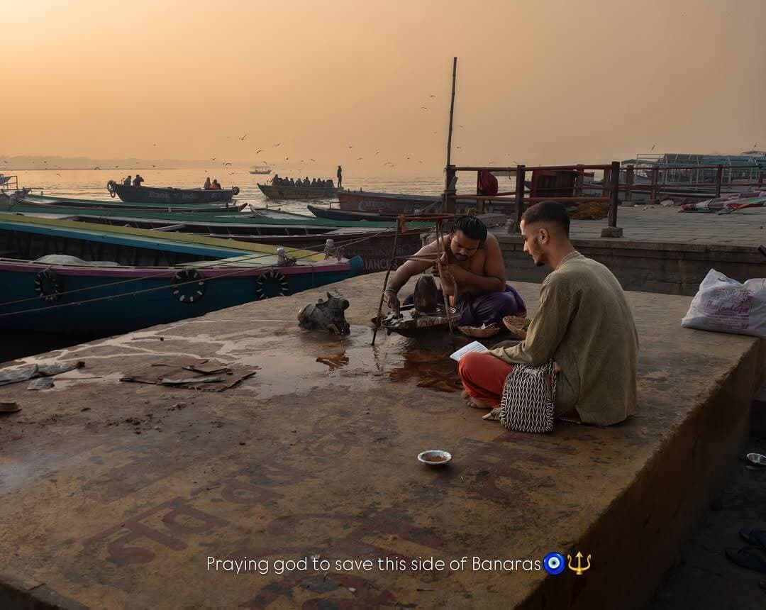 This is real Banaras❤️🔱
.
.
#varanasi #banaras #kashi #ghatsofvaranasi #subhahebanaras