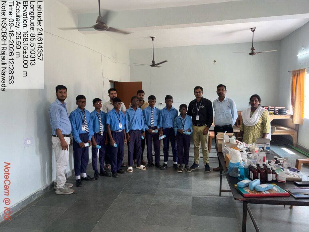 आवासीय छात्रावास में मासिक स्वास्थ्य शिविर आयोजित, छात्रों की स्वास्थ्य जांच कर वितरित की गई दवाएं व चश्मे
रजौली नेताजी सुभाषचंद्र बोस आवासीय छात्रावास, मध्य विद्यालय चिरैला, रजौली में राष्ट्रीय बाल स्वास्थ्य कार्यक्रम के अंतर्गत पीएचसी स्वास्थ्य विभाग, रजौली द्वारा मासिक स्वास्थ्य शिविर का आयोजन किया गया।
शिविर के दौरान छात्रावास में उपस्थित सभी छात्रों के स्वास्थ्य की जांच की गई तथा चिकित्सकीय परामर्श के साथ आवश्यकतानुसार दवाओं का वितरण किया गया। पूर्व में जांच किए गए छात्रों में दृष्टि दोष से संबंधित छात्रों को जांच के उपरांत चश्मे भी वितरित किए गए।
कार्यक्रम में प्राथमिक स्वास्थ्य केंद्र, रजौली की स्वास्थ्य टीम ने भाग लिया। टीम में एमओ डॉ. समीम अंसारी, फार्मासिस्ट अमित कुमार, जीएनएम , एएनएम राजेश कुमार पाल एवं एएनएम कुमारी इरीना शामिल रहीं। स्वास्थ्यकर्मियों द्वारा छात्रों को स्वास्थ्य एवं स्वच्छता से संबंधित आवश्यक जानकारी और चिकित्सकीय सलाह भी दी गई।
इस अवसर पर छात्रावास संचालक सोमनाथ ने छात्रों को स्वास्थ्य के प्रति जागरूक रहने तथा नियमित रूप से स्वास्थ्य संबंधी निर्देशों का पालन करने के लिए प्रेरित किया।
कार्यक्रम के दौरान वरिष्ठ शिक्षक राजीव कुमार, वार्डन सौरव, शिक्षक राजकुमार, शिक्षक अंबरेश एवं शिक्षक विवेक उपस्थित रहे। स्वास्थ्य शिविर के सफल आयोजन में छात्रावास प्रशासन एवं स्वास्थ्य विभाग की टीम का महत्वपूर्ण सहयोग रहा।आवासीय छात्रावास में मासिक स्वास्थ्य शिविर आयोजित, छात्रों की स्वास्थ्य जांच कर वितरित की गई दवाएं व चश्मे।