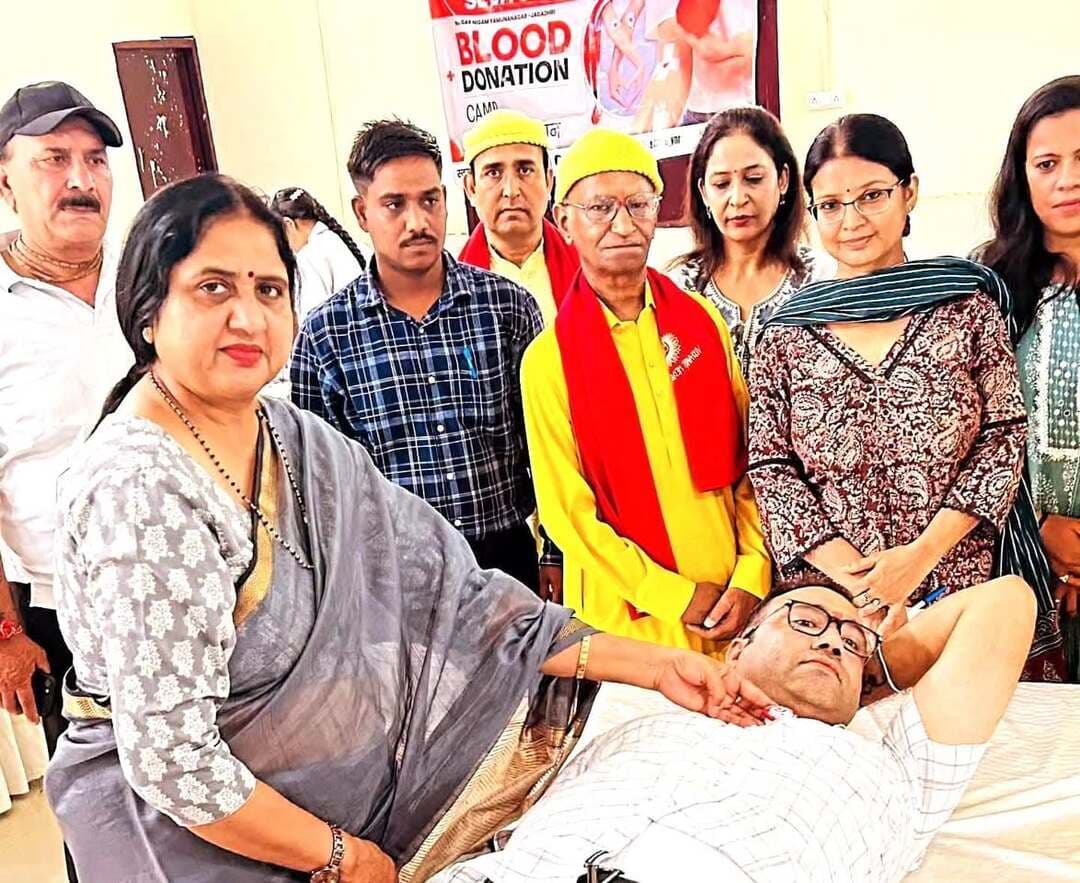 रक्तदान से बड़ा कोई सामाजिक योगदान नहीं - सुमन बहमनी
रक्तदान मानवता की सेवा का सबसे महत्वपूर्ण माध्यम
नगर निगम ने सेवा संकल्प अभियान के तहत नेहरू पार्क में लगाया रक्तदान शिविर, 31 युनिट एकत्र
यमुनानगर। सेवा संकल्प अभियान के तहत नगर निगम की ओर से विश्वास फाउंडेशन के सहयोग से नेहरू पार्क स्थित योगा हाल में रक्तदान शिविर का आयोजन किया गया। शिविर में मुख्य सफाई निरीक्षक विनोद बेनीवाल, मुख्य सफाई निरीक्षक अमित कांबोज, नगरपालिका कर्मचारी संघ हरियाणा के जिला प्रधान पपला, सफाई कर्मचारियों, होमगार्ड के जवानों सहित अन्य लोगों ने रक्तदान कर सामाजिक सेवा का संदेश दिया। शिविर में सिविल अस्पताल से आई डॉ निशा की टीम ने 31 युनिट रक्त एकत्रित किया। शिविर में मेयर सुमन बहमनी, नगर निगम आयुक्त महाबीर प्रसाद, पूर्व मेयर एवं भाजपा प्रदेश मंत्री मदन चौहान, भाजपा जिला अध्यक्ष राजेश सपरा, समाज कल्याण विभाग की पूर्व चेयरपर्सन मलिक रोजी आनंद, भाजपा महिला मोर्चा की जिला महामंत्री मनोरमा चौधरी, हरियाणा व्यापारी कल्याण बोर्ड के पूर्व चेयरमैन रामनिवास गर्ग, पार्षद विभोर पाहुजा, रेडक्रॉस समिति सचिव संजीव धीमान, मीडिया सेल इंचार्ज मुक्ता समेत अनेक अतिथियों ने रक्तदाताओं को बैज लगाकर उनका उत्साहवर्धन किया।
मेयर सुमन बहमनी ने कहा कि रक्तदान से बड़ा कोई सामाजिक योगदान नहीं है। रक्तदान मानवता की सेवा का सबसे महत्वपूर्ण माध्यम है। रक्त की जरूरत किसी भी व्यक्ति को कभी भी पड़ सकती है, इसलिए स्वस्थ लोगों को आगे आकर नियमित रूप से रक्तदान करना चाहिए।
पूर्व मेयर मदन चौहान ने कहा कि रक्तदान महादान है। एक व्यक्ति द्वारा किया गया रक्तदान जरूरत के समय किसी दूसरे व्यक्ति के जीवन को बचाने में सहायक बन सकता है। निगम आयुक्त महाबीर प्रसाद ने कहा कि सामाजिक सरोकारों से जुड़े कार्यों में नगर निगम आगे भी सक्रिय भागीदारी निभाता रहेगा। सेवा संकल्प अभियान के तहत आयोजित यह शिविर समाज को सेवा के लिए प्रेरित करने वाला है। भाजपा जिला अध्यक्ष राजेश सपरा ने कहा कि रक्तदान करने वाले लोग न केवल जरूरतमंदों की मदद करते हैं, बल्कि समाज में मानवता और भाईचारे की भावना को भी मजबूत करते हैं। उन्होंने रक्तदाताओं का आभार जताते हुए अन्य लोगों से भी ऐसे सेवा कार्यों में बढ़-चढ़कर भाग लेने का आह्वान किया। मौके पर मुख्य सफाई निरीक्षक हरजीत सिंह, मुख्य सफाई निरीक्षक गोविंद शर्मा, सीटीएल सतीश कुमार, विश्वास फाउंडेशन से रजनीश विश्वास, सुमेर, मुलख राज, उपदेश, अंजला, सोनिका, टीना आदि मौजूद रहें।
फोटो कैप्शन - रक्तदाताओं को बैज लगाती मेयर सुमन बहमनी व अन्य।
रक्तदाताओं को बैज लगाते हुए।