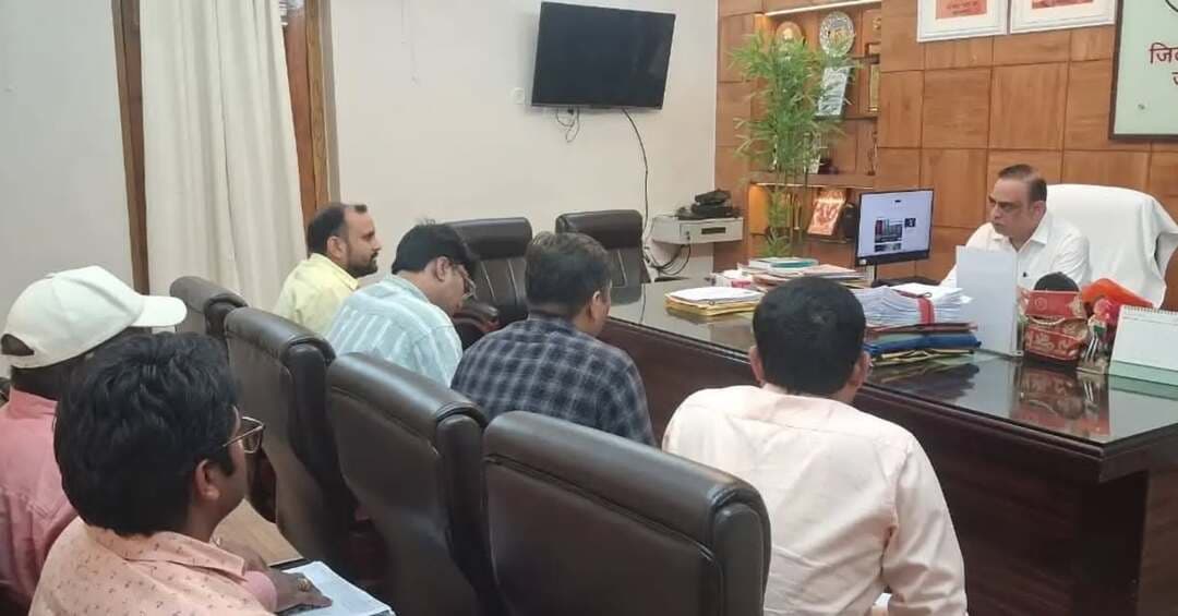 बारिश से क्षतिग्रस्त सड़कों के गड्ढों को भरने की कार्ययोजना तैयार, सोमवार से चलेगा विशेष अभियान
लोक निर्माण विभाग की समीक्षा कर दिए आवश्यक दिशा-निर्देश, अधिशासी अभियंताओं ने प्रस्तुत की अपनी-अपनी कार्ययोजना
उरई (जालौन)। जिलाधिकारी समीर ने कलेक्ट्रेट सभागार में जनपद में बारिश के दौरान सड़क मार्गों पर हुए गड्ढों एवं उनके मरम्मत कार्य की समीक्षा की। बैठक में लोक निर्माण विभाग के अधिशासी अभियंताओं ने अपने-अपने खंडों की गड्ढामुक्ति कार्ययोजना जिलाधिकारी के समक्ष प्रस्तुत की। जिलाधिकारी ने निर्देश दिए कि चिन्हित मार्गों पर गड्ढों की मरम्मत का कार्य प्राथमिकता के आधार पर कराया जाए तथा कार्य की गुणवत्ता और समयबद्धता पर विशेष ध्यान रखा जाए।
प्रस्तुत कार्ययोजना के अनुसार वित्तीय वर्ष 2026-27 में प्रांतीय खंड, उरई के 47 मार्गों पर 189.26 किलोमीटर, निर्माण खंड-1, उरई के 39 मार्गों पर 150 किलोमीटर तथा निर्माण खंड-3, उरई के 73 मार्गों पर 213.96 किलोमीटर सड़क मार्ग को गड्ढामुक्त किया जाना प्रस्तावित है। इस प्रकार कुल 159 मार्गों की 553.220 किलोमीटर लंबाई में गड्ढामुक्ति का कार्य कराया जाएगा।
जिलाधिकारी ने अधिकारियों को निर्देशित किया कि चिन्हित मार्गों पर कार्य निर्धारित मानकों के अनुरूप शीघ्र प्रारंभ कराते हुए नियमित रूप से प्रगति की समीक्षा की जाए। उन्होंने कहा कि बारिश के कारण क्षतिग्रस्त सड़क मार्गों को सुगम एवं सुरक्षित बनाने के लिए संबंधित विभाग पूरी गंभीरता से कार्य करें। लोक निर्माण विभाग द्वारा बताया गया कि उक्त कार्यों के लिए अनुबंध गठित किए जा चुके हैं तथा सोमवार से गड्ढामुक्ति अभियान प्रारंभ कर दिया जाएगा। इस अवसर पर अधिशासी अभियंता लोक निर्माण विभाग अमित सक्सेना, सुनील, महेंद्र सिंह आदि सहित सम्बंधित अधिकारी मौजूद रहे।