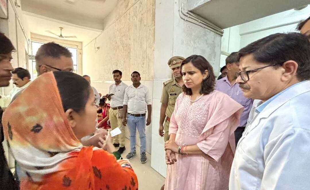 लोहिया अस्पताल में सुबह 8 बजे पहुंचेंगे डॉक्टर,बायोमेट्रिक हाजिरी शुरू, डॉक्टर स्टाफ की मनचाही ड्यूटी पर DM का हंटर
फर्रुखाबाद के लोहिया अस्पताल में डीएम के आदेश पर शुक्रवार से बायोमेट्रिक हाजिरी शुरू हो गई।इससे डॉक्टरों और स्टाफ की लेट लतीफी पर लगाम कसेगी और समय पर मरीजों को उपचार मिल सकेगा।शुक्रवार को सुबह 8 बजे से ही डॉक्टर और स्टाफ हाजिरी लगाने पहुंचे। इस दौरान कई कर्मचारियों की हाजिरी नहीं लग पाई, क्योंकि उनके नाम मशीन में फीड नहीं थे।
अस्पताल में डॉक्टर और स्टाफ की हाजिरी को लेकर अक्सर शिकायतें मिलती थीं। हाजिरी रजिस्टर पर भी सवाल उठ रहे थे। इसी वजह से डीएम ने गुरुवार को लोहिया अस्पताल का दौरा किया था। उन्होंने शुक्रवार से बायोमेट्रिक हाजिरी लगाने के आदेश दिए थे।
इन आदेशों के बाद अस्पताल में दो बायोमेट्रिक मशीनें लगाई गईं। एक सीएमएस के कमरे में और दूसरी इमरजेंसी में। शुक्रवार सुबह 8 बजे से ही डॉक्टर और स्टाफ हाजिरी लगाने के लिए इन जगहों पर पहुंचने लगे। दोनों ही मशीनों पर भीड़ दिखी। कई कर्मचारी और डॉक्टर बार-बार अंगूठा और उंगली लगा रहे थे, लेकिन उनकी हाजिरी नहीं लग पा रही थी।
लोहिया पुरुष अस्पताल के सीएमएस डॉक्टर जगमोहन शर्मा ने बताया कि अस्पताल में रेगुलर, संविदा और आउटसोर्सिंग मिलाकर लगभग ढाई सौ कर्मचारी हैं। सभी की हाजिरी अब बायोमेट्रिक से ही लगेगी।
पहले सीएमएस के कमरे में हाजिरी रजिस्टर रखा रहता था, जहां डॉक्टर और स्टाफ दस्तखत करते थे। शुक्रवारको यह रजिस्टर सीएमएस की टेबल से हटा दिया गया