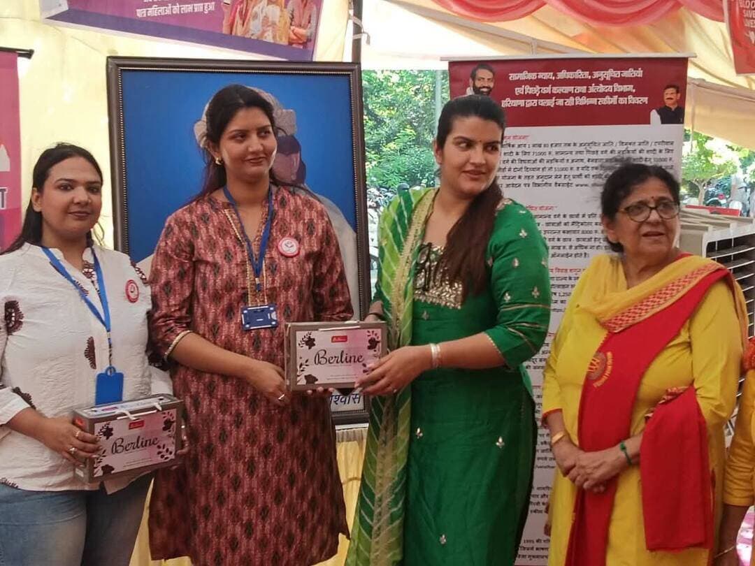 पंचकूला में 'सेवा संकल्प' एवं 'नशा मुक्त भारत अभियान' के तहत रक्तदान शिविर आयोजित
जन-जागरूकता और सामाजिक जिम्मेदारी पर जोर
108 रक्तदाताओं का योगदान, प्रमाण पत्र देकर किया सम्मानित
पंचकूला, 18 सितंबर: सेवा संकल्प अभियान और नशा मुक्त भारत अभियान के तहत उपायुक्त कार्यालय प्रांगण में जिला प्रशासन द्वारा विश्वास फाउंडेशन व जिला रेड क्रॉस सोसायटी, पंचकूला के सहयोग से रक्तदान शिविर का आयोजन किया गया।
शिविर में उपमंडल अधिकारी (नाग.) श्रीमती मन्नत राणा और नगराधीश कुमारी जागृति मुख्य रूप से उपस्थित रहीं। इनके अलावा भारतीय जनता पार्टी के जिलाध्यक्ष श्री अजय मित्तल, विश्वास फाउंडेशन के संचालक तथा जिला समाज कल्याण अधिकारी विशाल सैनी ने भी अपनी उपस्थिति दर्ज कराई।
शिविर में जिला पंचकूला के कई नशा मुक्ति केंद्रों के संचालकों, प्रशासनिक अधिकारियों, कर्मचारियों और आमजन ने उत्साहपूर्वक भाग लेकर स्वेच्छा से रक्तदान किया। शिविर का मुख्य उद्देश्य जरूरतमंद मरीजों के लिए पर्याप्त रक्त की उपलब्धता सुनिश्चित करना और नागरिकों को रक्तदान के प्रति जागरूक करना था।
इस दौरान कुल 108 रक्तदानियों ने रक्तदान किया। विश्वास फाउंडेशन की ओर से सभी रक्तदाताओं को फल और जूस सहित जलपान प्रदान किया गया, साथ ही प्रमाण पत्र व उपहार देकर सम्मानित किया गया। सभी के सराहनीय सहयोग से यह रक्तदान शिविर सफलतापूर्वक संपन्न हुआ।
पंचकूला की हर बड़ी खबर के लिए Follow करें।
#panchkulanews #panchkula #panchkulasocialmedia