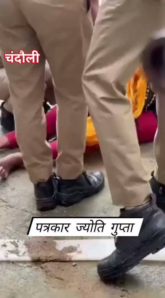 चंदौली में दुकान जा रही किशोरी को कथित रूप से अगवा कर बंधक बनाने का आरोप
चंदौली। उत्तर प्रदेश के चंदौली जनपद से एक गंभीर मामला सामने आया है। परिजनों का आरोप है कि दुकान पर जा रही एक किशोरी को रास्ते से कथित रूप से जबरन उठाकर एक आर.ओ. कंपनी के परिसर में बंधक बना लिया गया। सूचना मिलने पर पुलिस मौके पर पहुंची और किशोरी को सुरक्षित बाहर निकाला। फिलहाल मामले की जांच जारी है।