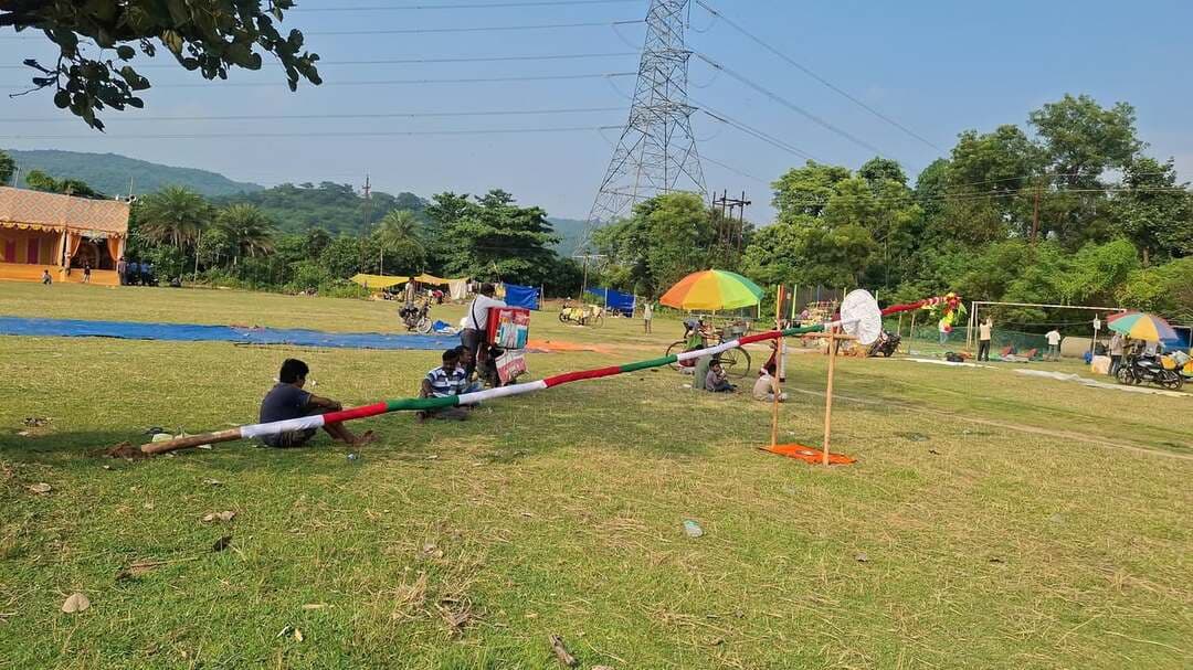 বাঘমুণ্ডির ছাতাটাঁড় ময়দানে মহা সমারোহে উদযাপিত হলো ঐতিহাসিক 'ছাতা মেলা'।
সুপ্রাচীন ঐতিহ্য ও সংস্কৃতিকে বহন করে পুরুলিয়া জেলার বাঘমুণ্ডির ছাতাটাঁড় ময়দানে মহা সমারোহে আয়োজিত হলো ঐতিহ্যবাহী 'ছাতা মেলা'। লোকবিশ্বাস ও নিয়ম মেনে সকলের সার্বিক কল্যাণ ও সমৃদ্ধির কামনায় দেবরাজ ইন্দ্রের বিশেষ পূজা-অর্চনার মধ্য দিয়ে এই ঐতিহাসিক উৎসবের সূচনা হয়। এদিন দেবশিল্পী শ্রী শ্রী বিশ্বকর্মা পূজাও পালিত হওয়ায় উৎসবের আনন্দ দ্বিগুণ হয়ে ওঠে।
বহু প্রাচীন এই ঐতিহাসিক মেলাকে কেন্দ্র করে এদিন ছাতাটাঁড় প্রাঙ্গণে নেমে এসেছিল মানুষের ঢল। দূর-দূরান্ত থেকে আসা হাজার হাজার দর্শনার্থীর সমাগমে পুরো এলাকা হয়ে ওঠে উৎসবমুখর। রংবেরঙের পসরা ও খাওয়া-দাওয়া, মেলা প্রাঙ্গণে বসেছিল হরেক রকমের দোকান। ছোটদের আকর্ষণীয় খেলনা গাড়ি, নিত্যপ্রয়োজনীয় সামগ্রীর পাশাপাশি ছিল জিভে জল আনা রকমারি খাওয়া-দাওয়ার দোকান।
ঐতিহ্যবাহী মোরগ লড়াই জঙ্গলমহল তথা পুরুলিয়ার লোকসংস্কৃতির অন্যতম অঙ্গ 'মোরগ লড়াই'-এর আয়োজন ছিল এই মেলার বিশেষ আকর্ষণ, যা দেখতে প্রাঙ্গণে উৎসুক মানুষের ভিড় ছিল চোখে পড়ার মতো।
বছরের পর বছর ধরে নিজস্ব ঐতিহ্য ও প্রথা বজায় রেখে ছাতা মেলা শুধু একটি মেলা নয়, বরং এলাকার মানুষের মেলবন্ধন ও লোকসংস্কৃতির এক মিলনমেলায় পরিণত হয়েছে। আনন্দের এই আবহে আবালবৃদ্ধবণিতা সকলেই মেতে ওঠেন সারাদিন।