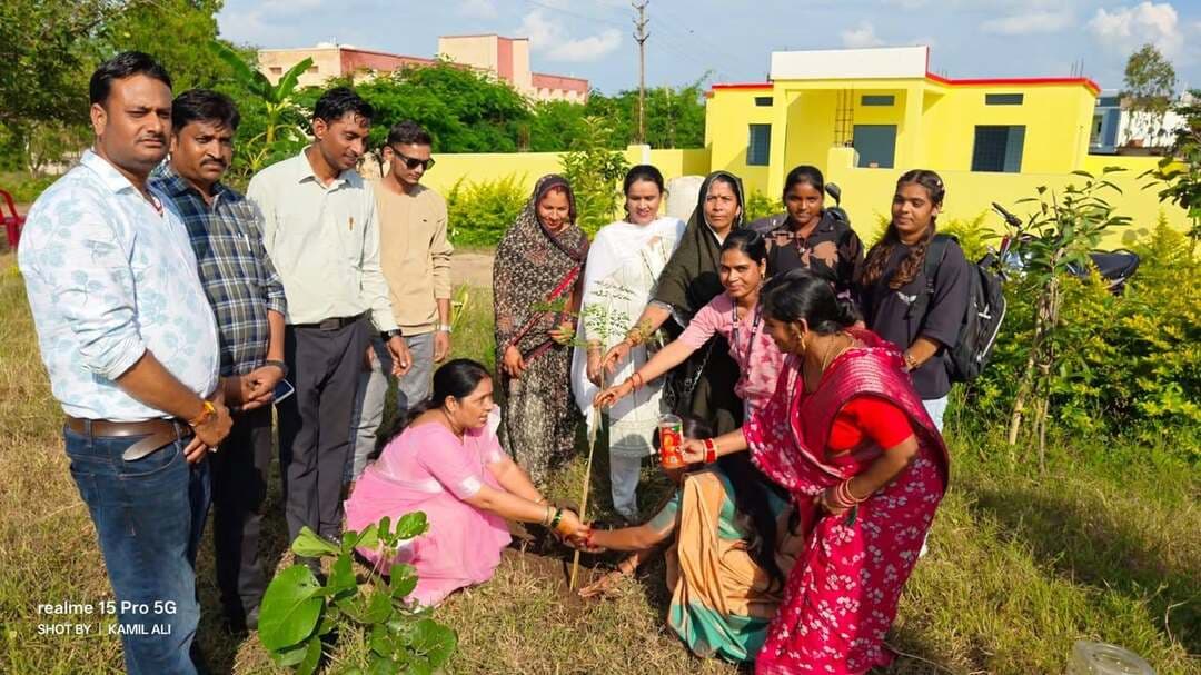आजीविका मिशन की दीदियों द्वारा सामूहिक सेवा संकल्प अभियान एवं नमो युवा शक्ति कार्यक्रम का हुआ आयोजन
--
जिला प्रशासन के निर्देशानुसार सेवा संकल्प अभियान अंतर्गत नमो युवा शक्ति कार्यक्रम का आयोजन दिनांक 17 सितम्बर 2026 को विकासखंड अशोक नगर के सामुदायिक प्रशिक्षण केंद्र शंकरपुर मगरधा में किया गया। कार्यक्रम के दौरान जिले के विभिन्न ग्रामों से आई महिला स्व-सहायता समूहों की दीदियों एवं स्कूल/छात्रावास में युवतियों द्वारा प्रतिभाग किया गया, इस दौरान योग, विभिन्न खेलकूद एवं मनोरंजक प्रतियोगिताओं का आयोजन किया गया, जिनमें चेयर रेस,रस्सी कूद,नींबू रेस आदि प्रमुख रहे। दीदियों ने प्रतियोगिताओं में बढ़-चढ़कर भाग लिया तथा पूरे उत्साह एवं उमंग के साथ अपनी प्रतिभा का प्रदर्शन किया साथ ही सामूहिक रूप से वृक्षारोपण एवम 76 गुब्बारे छोड़े गए। प्रतियोगिता की विजेताओं को प्रशस्ति-पत्र एवं सील्ड प्रदान कर पुरस्कृत किया गया,कार्यक्रम में स्व-सहायता समूह की दीदियों द्वारा उनके द्वारा किए जा रहे विभिन्न कार्यों की प्रस्तुति दी एवं अपने अनुभव साझा करते हुए समूह से जुड़ने के बाद उनके जीवन में आए सकारात्मक बदलावों की जानकारी दी गई,दीदियों द्वारा बताया गया कि स्व-सहायता समूह से जुड़कर गरीब महिलाएं अब आत्मनिर्भर बन रही है एवम आजीविका के अवसर प्राप्त करने तथा आर्थिक एवं सामाजिक रूप से सशक्त होने में आजीविका मिशन से काफी सहायता मिली है आज समूह की दीदीया अपना स्वयं का रोजगार स्थापित कर लखपति दीदी बन रही है।
कार्यक्रम में म. प्र ग्रामीण आजीविका मिशन के जिला परियोजना प्रबंधक श्री अवनीश अग्निहोत्री, जिला प्रबन्धक श्री शिव प्रसाद सिंह,कार्यक्रम प्रभारी श्री अरविंद बागरी ,श्री सौरभ जैन के साथ विकासखंड स्तरीय स्टाफ के साथ सीएलएफ अध्यक्ष पदाधिकारियों के साथ बड़ी संख्या मे समूह सदस्यों द्वारा प्रतिभाग किया गया।
#सेवा_संकल्प_अभियान
#ashoknagar