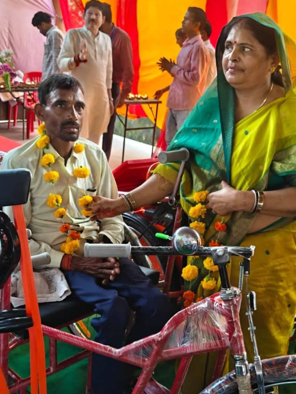 सेवा संकल्प अभियान में सामाजिक अधिकारिता का संकल्प, 173 लाभार्थियों को मिले करीब 19 लाख के सहायक उपकरण
दिव्यांगजनों एवं वरिष्ठ नागरिकों को निःशुल्क उपकरण वितरित कर आत्मनिर्भरता की ओर बढ़ाया कदम
---
सेवा संकल्प अभियान के अंतर्गत दिव्यांगजनों एवं वरिष्ठ नागरिकों को सशक्त, आत्मनिर्भर एवं सम्मानजनक जीवन प्रदान करने के उद्देश्य से 17 सितंबर 2026 को अटल सभागार, मोटे के महावीर मंदिर के पास, छतरपुर में सामाजिक अधिकारिता शिविर का आयोजन किया गया। शिविर में भारत सरकार की राष्ट्रीय वयोश्री योजना (RVY) एवं एडिप योजना (ADIP) के अंतर्गत पात्र दिव्यांगजनों एवं वरिष्ठ नागरिकों को निःशुल्क सहायक उपकरण वितरित किए गए।
शिविर के दौरान एडिप योजना के अंतर्गत 21 लाभार्थियों को 4 लाख 63 हजार 267 रुपये मूल्य के तथा राष्ट्रीय वयोश्री योजना के अंतर्गत 152 लाभार्थियों को 14 लाख 32 हजार 253 रुपये मूल्य के सहायक उपकरण वितरित किए गए। इस प्रकार कुल 173 लाभार्थियों को 18 लाख 95 हजार 520 रुपये (लगभग 19 लाख रुपये) मूल्य के सहायक उपकरण प्रदान किए गए।
कार्यक्रम का आयोजन भारतीय कृत्रिम अंग निर्माण निगम (एलिम्को), कानपुर द्वारा किया गया। आयोजन में जिला प्रशासन, सामाजिक न्याय एवं दिव्यांगजन सशक्तिकरण विभाग, छतरपुर एवं सी.आर.सी. छतरपुर का सहयोग रहा।
कार्यक्रम में जिला पंचायत अध्यक्ष छतरपुर विद्या हरिओम अग्निहोत्री मुख्य अतिथि के रूप में उपस्थित रहीं। जिला पंचायत सीईओ श्री नमः शिवाय अरजरिया, डिप्टी कलेक्टर श्री कौशल सिंह सहित अन्य अधिकारी भी उपस्थित रहे। इसके साथ ही जनप्रतिनिधियों में पूर्व नपाध्यक्ष श्रीमती अर्चना सिंह, श्री चंद्रभान सिंह गौतम, श्री पुष्पेन्द्र प्रताप सिंह सहित अन्य गणमान्य अतिथियों की गरिमामयी उपस्थिति रही। अतिथियों द्वारा हितग्राहियों को सहायक उपकरण वितरित किए गए तथा दिव्यांगजनों एवं वरिष्ठ नागरिकों को शासन की कल्याणकारी योजनाओं का अधिक से अधिक लाभ दिलाने की दिशा में किए जा रहे प्रयासों की सराहना की गई।
सेवा संकल्प अभियान के माध्यम से आयोजित इस शिविर का उद्देश्य जरूरतमंद दिव्यांगजनों एवं वरिष्ठ नागरिकों तक शासन की कल्याणकारी योजनाओं का लाभ पहुंचाना रहा। सहायक उपकरण प्राप्त होने से लाभार्थियों को दैनिक गतिविधियों में सुविधा मिलेगी और उनकी आत्मनिर्भरता को बढ़ावा मिलेगा। सामाजिक अधिकारिता की यह पहल सेवा, सहयोग और संवेदनशीलता के संकल्प को मजबूत करते हुए लाभार्थियों के जीवन को अधिक सुगम बनाने में सहायक बनेगी।
Jansampark Madhya Pradesh #सेवा_संकल्प_अभियान #chhatarpur