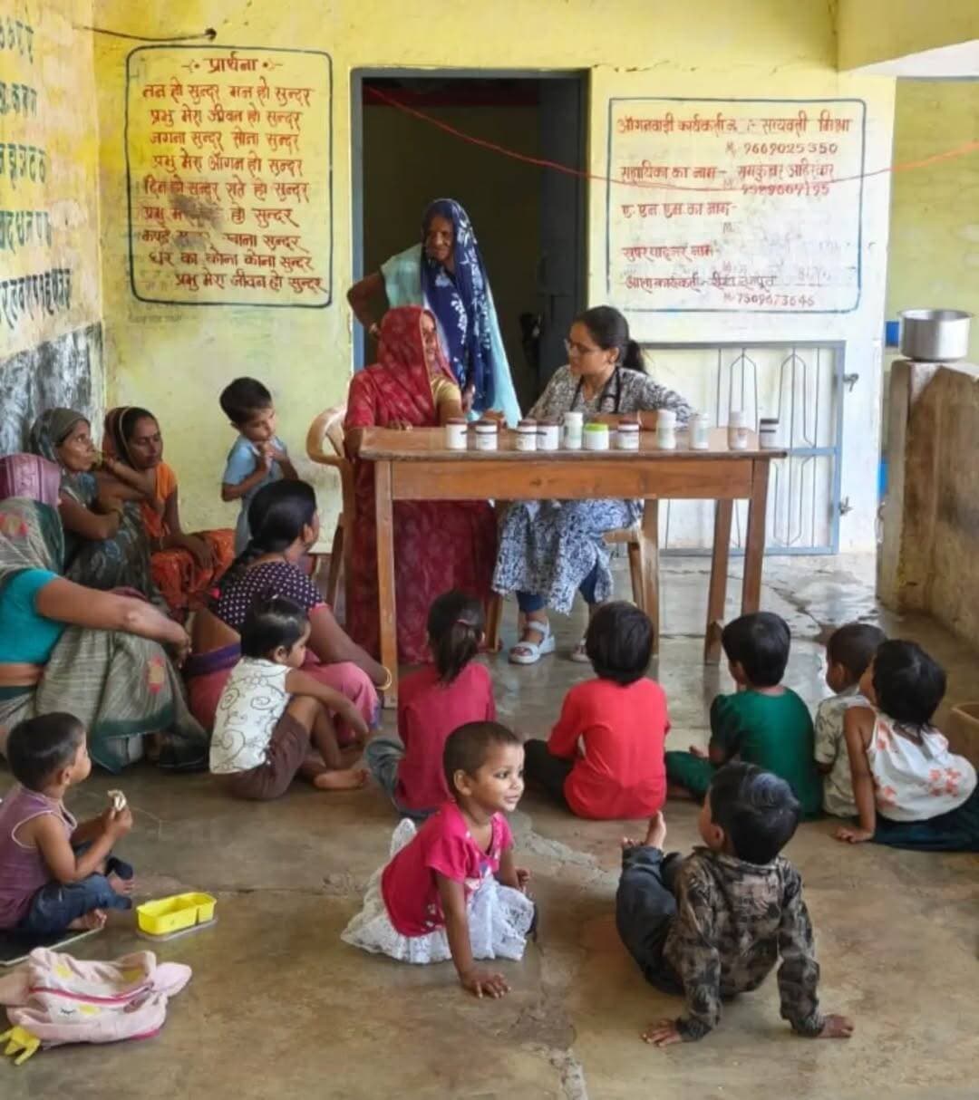 सेवा संकल्प अभियान 2026
सेवा मेरा योगदान के तहत ग्राम पंचायत स्तर पर पहुंचे आयुष स्वास्थ्य शिविर
696 रोगियों का स्वास्थ्य परीक्षण कर आयुष चिकित्सा एवं स्वस्थ जीवनशैली के लिए किया जागरूक
---
सेवा संकल्प अभियान 2026 के अंतर्गत “सेवा मेरा योगदान” गतिविधि के तहत आयुष विभाग द्वारा शुक्रवार को जिले की ग्राम पंचायतों में आयुष हेल्थ चेक-अप कैंप आयोजित किए गए। कलेक्टर श्री मृणाल मीना के निर्देशन में आयोजित इन शिविरों में ग्रामीण क्षेत्रों के नागरिकों का स्वास्थ्य परीक्षण कर उन्हें आवश्यकतानुसार आयुष चिकित्सा सुविधाएं उपलब्ध कराई गईं।
शिविरों में आयुष चिकित्सकों द्वारा रोगियों का स्वास्थ्य परीक्षण कर आयुर्वेद, होम्योपैथी एवं योग आदि आयुष चिकित्सा पद्धतियों के माध्यम से उपचार एवं स्वास्थ्य संबंधी आवश्यक परामर्श दिया गया। साथ ही आमजन को स्वस्थ जीवनशैली अपनाने, रोगों की रोकथाम तथा आयुष चिकित्सा पद्धतियों के लाभों के प्रति जागरूक किया गया।
अभियान के अंतर्गत आयोजित इन स्वास्थ्य शिविरों में कुल 696 रोगी लाभान्वित हुए। ग्राम पंचायत स्तर पर आयोजित इस गतिविधि का उद्देश्य ग्रामीण क्षेत्रों तक आयुष स्वास्थ्य सेवाओं की पहुंच सुनिश्चित करने के साथ ही “सेवा मेरा योगदान” की भावना के अनुरूप जनस्वास्थ्य संवर्धन को बढ़ावा देना रहा।
Jansampark Madhya Pradesh #chhatarpur