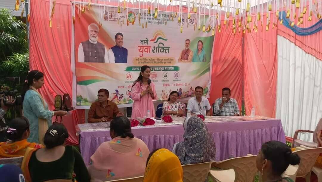 आजीविका मिशन की दीदियों ने उत्साह के साथ मनाया सामूहिक सेवा संकल्प अभियान एवं नमो युवा शक्ति कार्यक्रम
खेलकूद, बुंदेली लोकगीत, रंगोली, योग, नशामुक्ति एवं स्वास्थ्य जागरूकता गतिविधियों के साथ हुआ आयोजन
स्व-सहायता समूह की दीदियों ने साझा की सफलता की कहानियां, विजेताओं को प्रशस्ति-पत्र एवं शील्ड देकर किया सम्मानित
---
जिला प्रशासन के निर्देशानुसार सामूहिक सेवा संकल्प अभियान के अंतर्गत नमो युवा शक्ति कार्यक्रम का आयोजन 17 सितम्बर 2026 को विकासखंड छतरपुर के सामुदायिक प्रशिक्षण केंद्र में उत्साह एवं उमंग के साथ किया गया। कार्यक्रम का उद्देश्य महिलाओं एवं युवतियों में आत्मविश्वास, स्वास्थ्य जागरूकता, सामाजिक जिम्मेदारी, नशामुक्ति, लैंगिक समानता तथा नेतृत्व क्षमता को बढ़ावा देना रहा।
कार्यक्रम का शुभारंभ मुख्य अतिथि के रूप में दर्शना महिला कल्याण समिति से विभा वैद्य एवं वार्ड पार्षद रामप्रसन्न शर्मा द्वारा मां सरस्वती की प्रतिमा पर माल्यार्पण एवं दीप प्रज्वलन कर किया गया। इसके पश्चात कार्यक्रम में शामिल महिला स्व-सहायता समूह की दीदियों एवं युवतियों द्वारा विभिन्न गतिविधियों में उत्साहपूर्वक सहभागिता की गई।
विभिन्न गतिविधियों के माध्यम से दिया सामाजिक जागरूकता का संदेश
आजीविका मिशन की युवा सलाहकार रुचि सैनी ने कार्यक्रम की विस्तृत जानकारी देते हुए बताया कि जिला परियोजना प्रबंधक श्याम गौतम के मार्गदर्शन में सेवा संकल्प अभियान एवं नमो युवा शक्ति कार्यक्रम का शुभारंभ किया गया जिसमें जिले के विभिन्न ग्रामों से आई महिला स्व-सहायता समूहों की दीदियों तथा स्कूल एवं छात्रावास की युवतियों ने कार्यक्रम में सहभागिता की। इस दौरान खेलकूद प्रतियोगिता, बुंदेली लोकगीत गायन, रंगोली प्रतियोगिता, योग अभ्यास, नशामुक्ति एवं स्वास्थ्य जागरूकता गतिविधियां, जेंडर शपथ, चेयर रेस, प्रश्नोत्तरी प्रतियोगिता एवं सफलता की कहानी प्रस्तुति सहित विभिन्न कार्यक्रम आयोजित किए गए। साथ ही महिलाओं द्वारा गोले की श्रृखला बना कर 76 गुब्बारों को एक साथ छोडा गया।
महिला स्व-सहायता समूह की दीदियों ने प्रतियोगिताओं में बढ़-चढ़कर हिस्सा लिया और पूरे उत्साह एवं उमंग के साथ अपनी प्रतिभा का प्रदर्शन किया। कार्यक्रम में प्रतिभागियों द्वारा टीम भावना, अनुशासन, सहयोग एवं सामाजिक जिम्मेदारी का परिचय दिया गया।
सफलता की कहानियों से साझा किया आत्मनिर्भरता का अनुभव
Jansampark Madhya Pradesh #chhatarpur