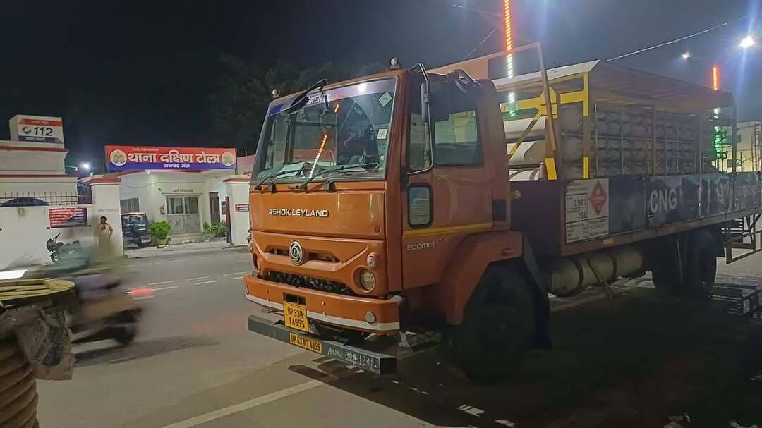 सड़क दुर्घटना में एक व्यक्ति गंभीर रूप से घायल लेकिन पुलिस प्रशासन उसे बचने के चक्कर में काट रहे चक्कर....