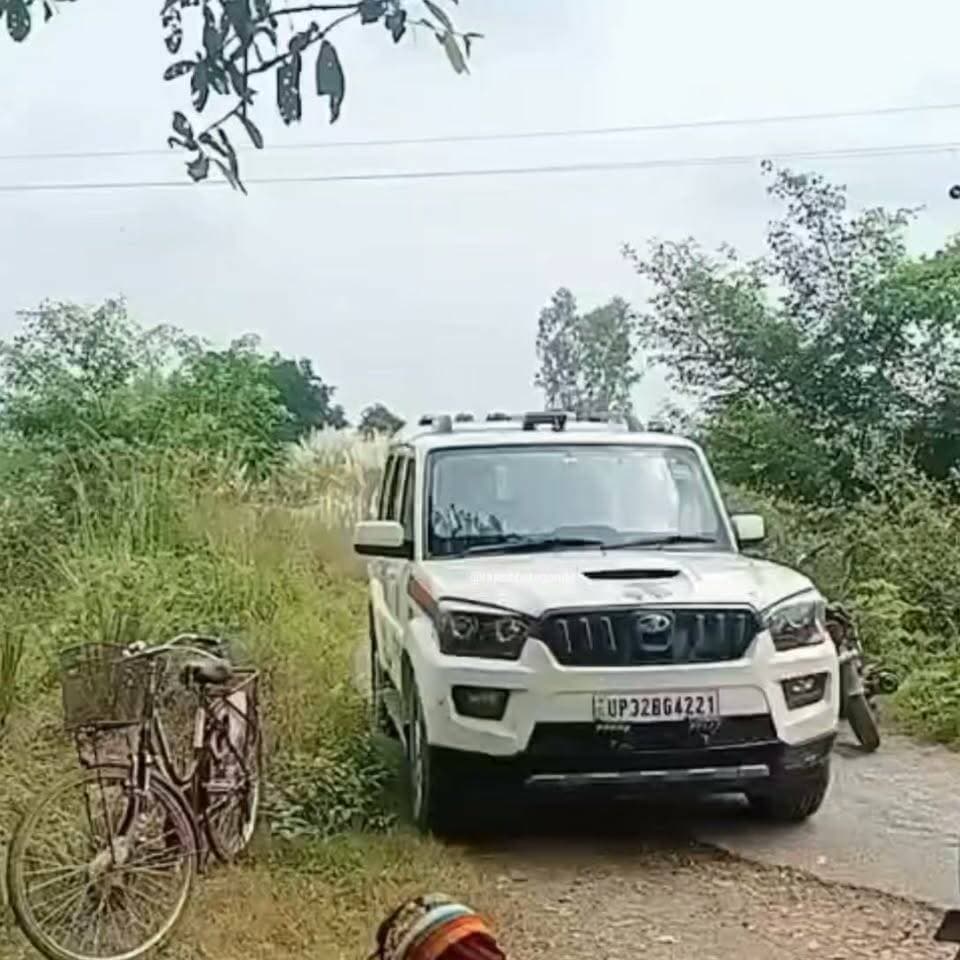 कोतवाली देहात के तुर्काडीहा में अधेड़ का शव तालाब में मिला
58 वर्षीय दया शंकर मिश्र का होलिकाहा तालाब में मिला शव
बीती रात करीब 11 बजे शौच के लिए घर से निकले थे दयाशंकर
परिजनों के मुताबिक तालाब में पैर फिसलने से गहरे पानी में गिरे
सुबह बिस्तर पर नहीं मिले तो परिजनों ने शुरू की तलाश
ग्रामीणों ने तालाब में शव तैरने की दी परिजनों को सूचना
सूचना पर पहुंची कोतवाली देहात पुलिस ने शव तालाब से निकलवाया
पुलिस ने शव कब्जे में लेकर पोस्टमार्टम के लिए भेजा
कोतवाली देहात क्षेत्र के तुर्काडीहा गांव की घटना