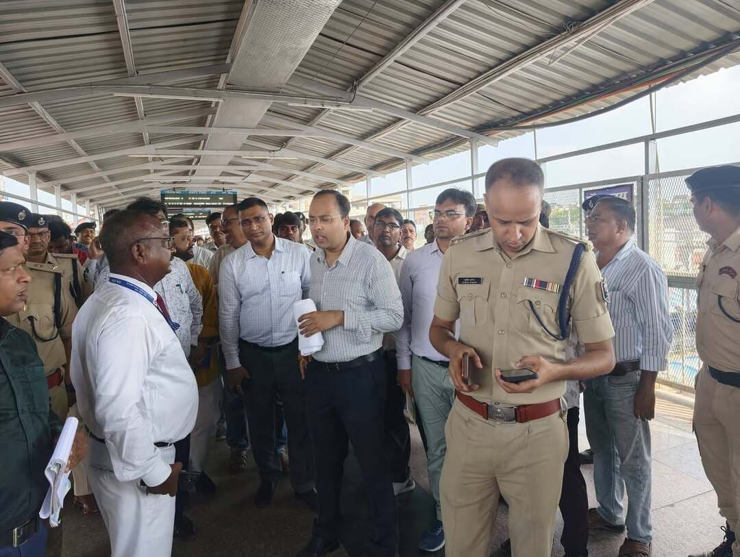 *गया जंक्शन पर पितृपक्ष मेला 2026 को लेकर तैयारियों का डीएम एवं एसएसपी ने लिया जायजा*
*तीर्थयात्रियों की सुविधा, सुरक्षा एवं भीड़ प्रबंधन को लेकर जिला प्रशासन एवं रेल प्रशासन ने की विस्तृत समीक्षा*
*स्टेशन के सभी प्लेटफार्म, फुट ओवरब्रिज, बाहरी परिसर सहित यात्री सुविधाओं का किया निरीक्षण*
गया, 18 सितंबर 2026, पितृपक्ष मेला 2026 के अवसर पर गया में देश-विदेश से आने वाले लाखों तीर्थयात्रियों एवं श्रद्धालुओं की सुविधा, सुरक्षा तथा सुगम आवागमन को लेकर जिला प्रशासन एवं रेल प्रशासन द्वारा तैयारियों को अंतिम रूप दिया जा रहा है। इसी क्रम में शुक्रवार को जिला पदाधिकारी गया श्री शशांक शुभंकर एवं वरीय पुलिस अधीक्षक गया श्री सुशील कुमार ने रेलवे प्रशासन, जिले के वरीय पदाधिकारियों तथा पंडा-पुरोहितों के साथ गया जंक्शन का विस्तृत निरीक्षण किया।
निरीक्षण के दौरान जिला पदाधिकारी एवं वरीय पुलिस अधीक्षक ने गया जंक्शन के बाहरी परिसर, स्टेशन के सभी प्लेटफार्म, फुट ओवरब्रिज (एफओबी), रिटायरिंग रूम, यात्री प्रतीक्षालय एवं अन्य महत्वपूर्ण स्थलों का भ्रमण कर पितृपक्ष मेला के दौरान प्रस्तावित व्यवस्थाओं का जायजा लिया। अधिकारियों ने विशेष रूप से तीर्थयात्रियों की संभावित अत्यधिक भीड़ को ध्यान में रखते हुए प्रवेश एवं निकास व्यवस्था, भीड़ के आवागमन की दिशा, सुरक्षा व्यवस्था तथा यात्री सुविधाओं की बारीकी से समीक्षा की।
निरीक्षण के दौरान स्टेशन परिसर एवं प्लेटफार्मों पर उपलब्ध पेयजल, यात्रियों के बैठने की व्यवस्था, शौचालय एवं टॉयलेट की सुविधा, प्रकाश व्यवस्था, पब्लिक एड्रेस सिस्टम, विभिन्न प्रकार की सूचना एवं दिशा-सूचक साइनेज, यात्री सहायता व्यवस्था सहित अन्य बुनियादी सुविधाओं का भी जायजा लिया गया। अधिकारियों ने निर्देश दिया कि मेला अवधि में स्टेशन पर आने वाले किसी भी यात्री को आवश्यक जानकारी एवं मूलभूत सुविधाओं के लिए भटकना न पड़े।
इस अवसर पर आरपीएफ के सहायक सुरक्षा आयुक्त श्री संजय कुमार सिंह, डीडीयू रेल मंडल के सहायक वाणिज्य प्रबंधक सहित रेलवे प्रशासन एवं जिला प्रशासन के विभिन्न पदाधिकारी उपस्थित रहे।
*भीड़ प्रबंधन एवं सुरक्षा पर विशेष जोर*
जिला पदाधिकारी ने कहा कि पितृपक्ष मेला के दौरान गया जंक्शन पर सामान्य दिनों की अपेक्षा यात्रियों की संख्या में काफी वृद्धि होने की संभावना है। इसे देखते हुए स्टेशन परिसर में भीड़ प्रबंधन की प्रभावी एवं समन्वित व्यवस्था सुनिश्चित की जाए। भीड़ के दबाव वाले संभावित स्थानों को चिह्नित करते हुए वहां पर्याप्त संख्या में सुरक्षाकर्मी एवं संबंधित कर्मियों की प्रतिनियुक्ति सुनिश्चित करने का निर्देश दिया गया।
उन्होंने स्टेशन के अंदर यात्रियों के प्रवेश एवं निकास मार्ग को सुव्यवस्थित रखने, फुट ओवरब्रिज पर अनावश्यक भीड़ नहीं होने देने तथा यात्रियों के आवागमन को सुगम बनाए रखने पर विशेष ध्यान देने को कहा। साथ ही आवश्यकता के अनुरूप बैरिकेडिंग, साइनेज एवं दिशा-सूचक बोर्ड लगाने की व्यवस्था सुनिश्चित करने का निर्देश दिया गया।
वरीय पुलिस अधीक्षक ने स्टेशन परिसर में सुरक्षा व्यवस्था को सुदृढ़ रखने तथा मेला अवधि में लगातार निगरानी एवं पेट्रोलिंग सुनिश्चित करने पर जोर दिया। उन्होंने कहा कि भीड़ के दौरान किसी भी प्रकार की अव्यवस्था उत्पन्न न हो, इसके लिए रेलवे पुलिस, आरपीएफ एवं जिला पुलिस के बीच बेहतर समन्वय आवश्यक है। उन्होंने संवेदनशील एवं भीड़भाड़ वाले स्थानों पर विशेष निगरानी रखने तथा आवश्यकता के अनुरूप सुरक्षा बलों की तैनाती सुनिश्चित करने को कहा।
*स्टेशन के बाहरी परिसर में ट्रैफिक व्यवस्था की समीक्षा*
निरीक्षण के दौरान गया जंक्शन के बाहरी परिसर में वाहनों के आवागमन, यात्रियों के उतरने-बैठने, ऑटो एवं अन्य यात्री वाहनों के संचालन तथा पैदल यात्रियों के सुरक्षित आवागमन की व्यवस्था की भी समीक्षा की गई।
जिला पदाधिकारी ने संबंधित अधिकारियों को निर्देश दिया कि मेला अवधि में स्टेशन के बाहर यातायात व्यवस्था सुचारू रहे तथा अनावश्यक रूप से वाहनों के रुकने एवं जाम की स्थिति उत्पन्न न हो। इसके लिए यातायात पुलिस, परिवहन विभाग, नगर निगम एवं रेलवे प्रशासन आपसी समन्वय से लगातार कार्रवाई सुनिश्चित करें।
उन्होंने स्टेशन के बाहरी क्षेत्र में ट्रैफिक व्यवस्था को सुचारू बनाए रखने के लिए विशेष अभियान लगातार चलाने, अवैध पार्किंग एवं अनावश्यक वाहन ठहराव पर प्रभावी नियंत्रण रखने तथा तीर्थयात्रियों के लिए सुरक्षित पैदल मार्ग सुनिश्चित करने का निर्देश दिया।
*यात्री सुविधाओं को बेहतर बनाने पर बल*
जिला पदाधिकारी एवं वरीय पुलिस अधीक्षक ने रेलवे अधिकारियों के साथ स्टेशन परिसर में उपलब्ध यात्री सुविधाओं का जायजा लेते हुए निर्देश दिया कि पितृपक्ष मेला के दौरान यात्रियों की संख्या को ध्यान में रखते हुए सभी व्यवस्थाओं को पर्याप्त एवं कार्यशील रखा जाए।
पेयजल की उपलब्धता, शौचालयों की साफ-सफाई, बैठने की व्यवस्था, प्रकाश व्यवस्था, पब्लिक एड्रेस सिस्टम तथा सूचना एवं दिशा-सूचक साइनेज लगातार दुरुस्त रखने को कहा गया। पब्लिक एड्रेस सिस्टम के माध्यम से यात्रियों को ट्रेन के आगमन-प्रस्थान, प्लेटफार्म, सुरक्षा एवं आवश्यक अन्य सूचनाएं स्पष्ट रूप से उपलब्ध कराने पर भी विशेष जोर दिया गया।
साथ ही देश के विभिन्न राज्यों तथा विदेशों से आने वाले तीर्थयात्रियों को भाषा एवं स्थान संबंधी जानकारी में सुविधा हो, इसके लिए स्पष्ट एवं पर्याप्त सूचना बोर्ड तथा दिशा-सूचक साइनेज लगाने की व्यवस्था सुनिश्चित करने को कहा गया।
रेलवे एवं जिला प्रशासन के बीच बेहतर समन्वय
निरीक्षण के उपरांत जिला पदाधिकारी एवं वरीय पुलिस अधीक्षक की उपस्थिति में रेलवे प्रशासन एवं जिला प्रशासन के पदाधिकारियों को निर्देश दिए हैं कि यात्री सुविधा, सुरक्षा, भीड़ नियंत्रण, प्रवेश-निकास व्यवस्था, स्टेशन परिसर की निगरानी, ट्रैफिक प्रबंधन तथा आपात स्थिति में त्वरित कार्रवाई सहित विभिन्न बिंदुओं पर विशेष ध्यान दिया जाए।
अधिकारियों ने कहा कि पितृपक्ष मेला गया की महत्वपूर्ण धार्मिक एवं सांस्कृतिक परंपरा से जुड़ा आयोजन है। इस दौरान आने वाले प्रत्येक तीर्थयात्री को बेहतर सुविधा एवं सुरक्षित वातावरण उपलब्ध कराना जिला प्रशासन एवं रेल प्रशासन की सामूहिक जिम्मेदारी है। इसके लिए दोनों प्रशासनिक इकाइयों के बीच निरंतर समन्वय बनाए रखते हुए मेला अवधि तक तैयारियों एवं व्यवस्थाओं की लगातार समीक्षा की जाएगी।
जिला प्रशासन ने स्पष्ट किया कि पितृपक्ष मेला 2026 के दौरान यात्री सुविधा, सुरक्षा, भीड़ प्रबंधन एवं सुगम आवागमन सर्वोच्च प्राथमिकता रहेगी। स्टेशन परिसर से लेकर बाहरी क्षेत्र तक सभी व्यवस्थाओं को यात्रियों की संभावित भीड़ के अनुरूप व्यवस्थित एवं प्रभावी बनाने के लिए संबंधित विभागों को आवश्यक निर्देश दिए गए हैं। #bdbiharjharkhand