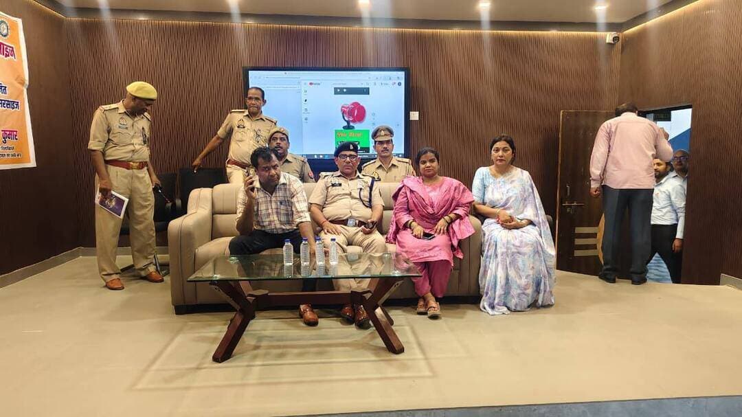 भूकंप की आपदा से निपटने का हुआ अभ्यास, मेहदावल के प्रेमा एजुकेशन अकादमी में मॉक ड्रिल
संतकबीरनगर। भूकंप जैसी अचानक आने वाली प्राकृतिक आपदा से निपटने की तैयारियों को परखने के लिए शुक्रवार को मेहदावल स्थित प्रेमा एजुकेशन अकादमी में जिला प्रशासन और पुलिस विभाग की ओर से मॉक ड्रिल आयोजित की गई। मॉक ड्रिल का नेतृत्व उपजिलाधिकारी मेहदावल और क्षेत्राधिकारी मेहदावल श्री सर्वदवन सिंह ने किया।
अभ्यास के दौरान विद्यालय में आपदा की स्थिति उत्पन्न होने की कल्पना करते हुए छात्र-छात्राओं और विद्यालय स्टाफ को सुरक्षित तरीके से बाहर निकालने की प्रक्रिया का प्रदर्शन किया गया। साथ ही घायलों को प्राथमिक उपचार देने, सुरक्षित स्थान तक पहुंचाने और राहत एवं बचाव कार्य शुरू करने का भी अभ्यास कराया गया।
मॉक ड्रिल में पुलिस और प्रशासनिक टीमों ने निर्धारित प्रक्रिया के तहत मौके पर पहुंचकर राहत-बचाव कार्यों को अंजाम दिया। इस दौरान विभिन्न विभागों के बीच आपसी समन्वय और त्वरित प्रतिक्रिया की क्षमता को भी परखा गया।
अधिकारियों ने छात्र-छात्राओं को आपदा के समय घबराने के बजाय सावधानी और समझदारी से काम लेने की जानकारी दी। मॉक ड्रिल का मुख्य उद्देश्य आपदा की स्थिति में प्रशासन और पुलिस की तैयारियों को जांचने के साथ ही विद्यार्थियों एवं विद्यालय स्टाफ को आपदा प्रबंधन के प्रति जागरूक करना रहा।