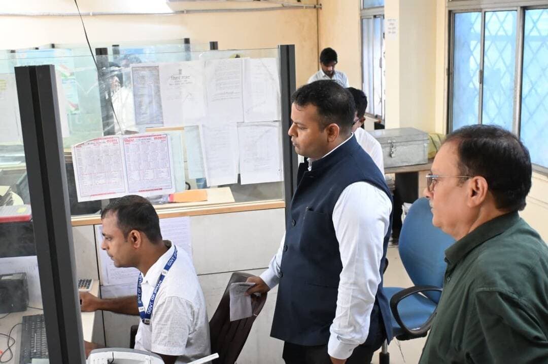 🚗 परिवहन कार्यालय में डीएम का औचक निरीक्षण
जिला पदाधिकारी, गोपालगंज श्री समीर सौरभ ने जिला परिवहन कार्यालय का औचक निरीक्षण कर कर्मियों की उपस्थिति, कार्यालय की कार्यप्रणाली एवं आमजन को दी जा रही सेवाओं की समीक्षा की।
🔹 बायोमेट्रिक उपस्थिति प्रतिवेदन उपलब्ध नहीं कराने पर एक दिन के वेतन कटौती का निर्देश।
🔹 फील्ड कर्मियों को छोड़कर सभी पदाधिकारी एवं कर्मियों की कार्यालय अवधि में नियमित उपस्थिति सुनिश्चित करने का निर्देश।
🔹 डीएम ने काउंटर पर पहुंचकर अस्थायी वाहन पंजीकरण से संबंधित नागरिक की समस्या का तत्काल समाधान कराया।
🔹 आमजन को मिलने वाली सेवाओं का समयबद्ध एवं पारदर्शी निष्पादन सुनिश्चित करने का निर्देश।
### ⚖️ अनुशासनिक कार्रवाई
बलथरी चेकपोस्ट पर राजस्व हानि एवं अनियमितताओं से संबंधित जांच के आधार पर अपर जिला परिवहन पदाधिकारी श्री निशांत कुमार एवं प्रवर्तन निरीक्षक श्री ललित कुमार दुबे के विरुद्ध आरोप पत्र गठित कर अनुशासनिक कार्रवाई हेतु परिवहन विभाग को भेजा गया है।
जांच में चालान प्रक्रिया में त्रुटियां तथा दायित्वों के निर्वहन में लापरवाही, उदासीनता एवं शिथिलता से संबंधित तथ्य पाए गए।
निरीक्षण के दौरान जिला परिवहन पदाधिकारी, अपर जिला परिवहन पदाधिकारी, मोटरयान निरीक्षक सहित अन्य पदाधिकारी एवं कर्मी उपस्थित रहे।
#औचकनिरीक्षण #परिवहनविभाग #जनसेवा #सुशासन #पारदर्शिता #जवाबदेही #Gopalganj #गोपालगंज #जिलाप्रशासनगोपालगंज #DistrictAdministrationGopalganj #TransportDepartment #PublicService