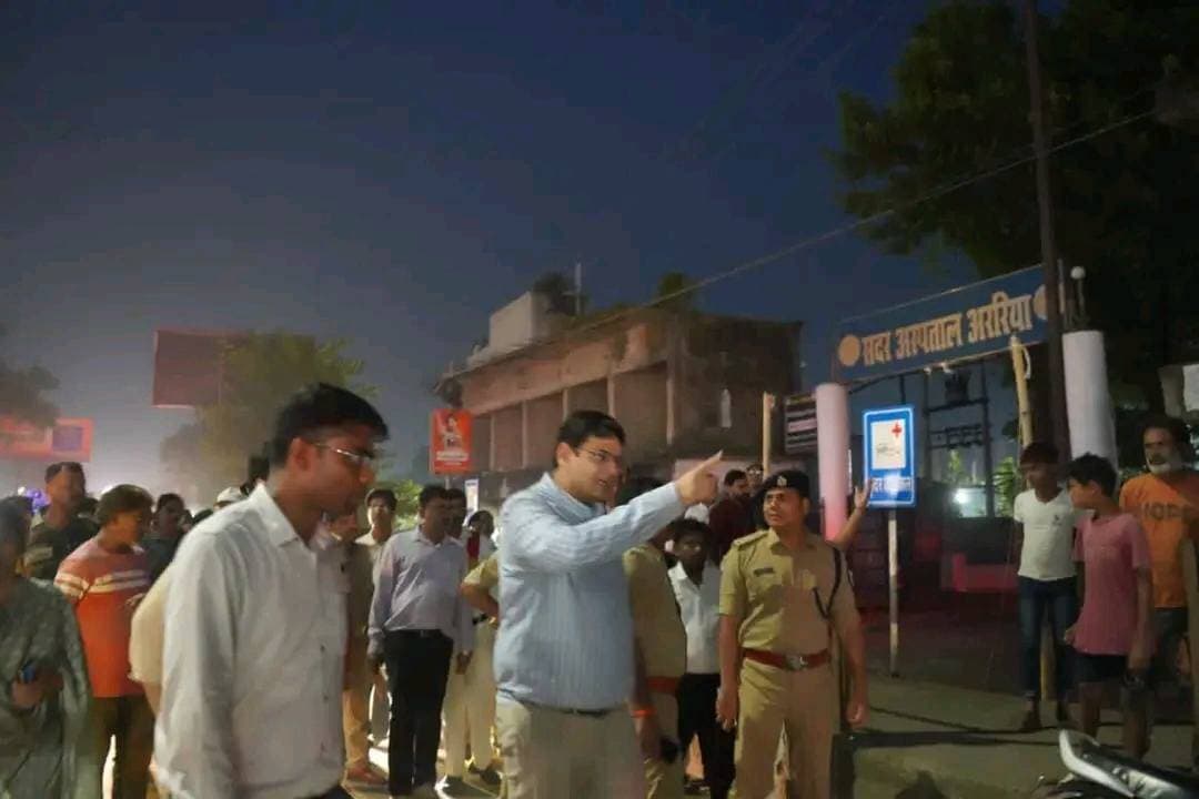 अररिया जिलाधिकारी ने सुभाष चौक से सदर अस्पताल तक किया निरीक्षण, जाम एवं अतिक्रमण की समस्या के समाधान हेतु आवश्यक कार्रवाई के निर्देश
अररिया जिलाधिकारी विनोद दूहन द्वारा सुभाष चौक से सदर अस्पताल अररिया तक भीड़-भाड़ वाले एवं अतिक्रमणयुक्त मार्गों व स्थलों का निरीक्षण किया गया। मौके पर पुलिस अधीक्षक अररिया श्री जितेंद्र कुमार भी उपस्थित थे
निरीक्षण के दौरान जिलाधिकारी ने यातायात व्यवस्था एवं जाम की समस्या का जायजा लेते हुए संबंधित पदाधिकारियों को आवश्यक कार्रवाई करने का निर्देश दिया। जिलाधिकारी ने चिन्हित अतिक्रमण वाले स्थलों से अतिक्रमण हटाने तथा यातायात को सुचारू बनाए रखने के लिए प्रभावी कदम उठाने के निर्देश दिए।उन्होंने आम लोगों की आवागमन सुविधा एवं यातायात व्यवस्था को और बेहतर बनाने के निर्देश दिए।
निरीक्षण के दौरान अनुमंडल पदाधिकारी अररिया, अनुमंडल पुलिस पदाधिकारी अररिया, कार्यपालक पदाधिकारी नगर परिषद अररिया एवं संबंधित पदाधिकारी गण उपस्थित थे।