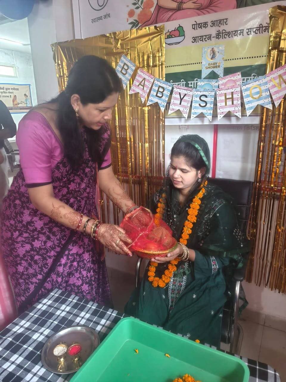 सेवा संकल्प अभियान
संजीवनी क्लीनिक भीम नगर में महिला एवं बाल विकास एवं स्वास्थ्य विभाग के संयुक्त तत्वाधान में कार्यक्रम का आयोजन किया गया
जिसमें हाई रिस्क गर्भवती महिलाओं का स्वास्थ्य परीक्षण एवं गोदभराई एवं बच्चों का स्वास्थ्य परीक्षण एवं टीकाकरण का
किया गया एवं महिला बाल विकास की आंगनबाड़ी कार्यकर्ताओं द्वारा तैयार पोषण आहार की प्रदर्शनी लगाई गई एवं गर्भवती महिलाओं को पोषण आहार के बारे में विस्तृत जानकारी दी गई।
इस अवसर पर 35 हाई रिस्क गर्भवती महिलाओ का स्वास्थ्य परीक्षण एवं गोदभाराई की गई जिसमें महिलाओं को पोषण बास्केट का वितरण किया गया ।
कार्यक्रम में स्वास्थ्य विभाग से एपीएम एवं श्रीमती अनीता दुगाया श्री अनिमेश सिंह स्वास्थ्य अधिकारी एवं उनकी टीम तथा महिला एवं बाल विकास से परियोजना अधिकारी श्री अखिलेश चन्द्र चतुर्वेदी ,पर्यवेक्षक श्रीमती रीना भांगरे एवं उनकी टीम उपस्थित थीं।
CM Madhya Pradesh
Department Of Women Child Development, Madhya Pradesh
Directorate of Health Services, Madhya Pradesh
Jansampark Madhya Pradesh
#SevaSankalpAbhiyan #सेवा_संकल्प_अभियान #जनसेवा_से_राष्ट्रसेवा #स्वच्छता_अभियान