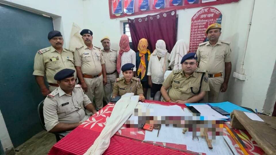 अवैध हथियार निर्माण का खुलासा, मिनी गन फैक्ट्री से कट्टा समेत हथियार बनाने के उपकरण बरामद
आयर में घर के दलान में चल रहा था हथियार बनाने का काम, पुलिस ने पांच आरोपितों को किया गिरफ्तार
उमेश के घर से बंदूक और पीरो में कुंदन के घर से रिवॉल्वर बरामद, तीन मोबाइल भी जब्त #अवैधहथियार #गनफैक्ट्री
BhojpurPolice