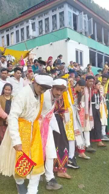 देवता श्री कोट भझारी बागा सराहन में
कुल्लवी नाटी ...अपनी संस्कृति अपनी पहचान