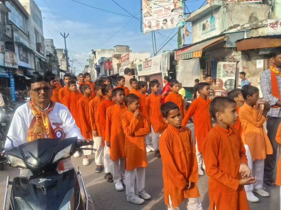 शाहजहांपुर भगवान विश्वकर्मा के हवन पूजन के बाद निकालो गई शोभायात्रा शोभा यात्रा में कौन-कौन हुआ शामिल कहां से कहां तक निकाली गई शोभा यात्रा यह सब जानने के लिए देखिये लाइव रिपोर्ट शाहजहांपुर उत्तर प्रदेश से 🚩