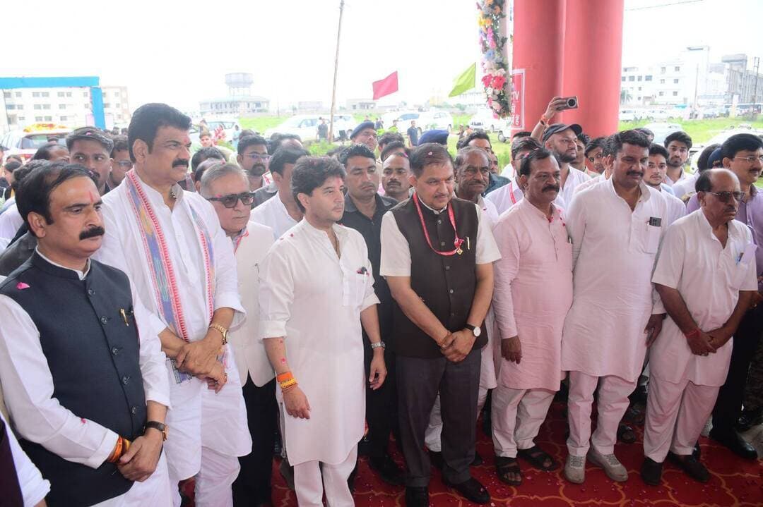 #गुना - युवा शक्ति के संकल्प से विकसित भारत @2047 का सपना होगा साकार : केन्द्रीय मंत्री श्री सिंधिया
युवाओं की ऊर्जा, ज्ञान और अनुशासन से देश को नई दिशा देने का आह्वान
केंद्रीय संचार एवं पूर्वोत्तर क्षेत्र विकास मंत्री श्री ज्योतिरादित्य सिंधिया ने शुक्रवार को क्रांतिवीर तात्या टोपे विश्वविद्यालय में आयोजित ‘युवा संवाद’ कार्यक्रम में युवाओं से संवाद करते हुए कहा कि भारत के विकास की जिम्मेदारी नई पीढ़ी के कंधों पर है। उन्होंने युवाओं से अपनी क्षमता, ऊर्जा, विवेक, ज्ञान और अनुशासन का उपयोग राष्ट्र निर्माण एवं जनसेवा करने का आह्वान किया। उन्होंने कहा कि गुना, शिवपुरी और अशोकनगर के नौजवान संकल्प के साथ आगे बढ़ते हुए विकसित भारत के निर्माण में महत्वपूर्ण भूमिका निभा रहे हैं।
युवाओं की ऊर्जा और अनुशासन से प्रभावित हूं
केन्द्रीय मंत्री श्री सिंधिया ने कहा कि विश्वविद्यालय में युवाओं की क्षमता, ऊर्जा, विवेक, ज्ञान और अनुशासन देखकर वे प्रभावित हुए हैं। उन्होंने युवाओं को बधाई एवं शुभकामनाएं देते हुए कहा कि उन्हें गर्व है कि गुना, शिवपुरी और अशोकनगर का नौजवान आज संकल्प को सिद्धि तक पहुंचाने का कार्य कर रहा है।
उन्होंने कहा कि जीवन में तीन प्रमुख दाता होते हैं—जन्मदाता, अन्नदाता और ज्ञानदाता। देश का किसान अन्नदाता है, जो देश और प्रदेश ही नहीं बल्कि विश्व की जनता का पेट भरने में योगदान दे रहा है। वहीं ज्ञानदाता समाज और राष्ट्र को आगे बढ़ाने की दिशा देता है।
‘जनसेवा ही जीवन का लक्ष्य होना चाहिए’
युवा संवाद के दौरान छात्र महिपाल सिंह के सवाल पर जवाब देते हुए केन्द्रीय मंत्री श्री सिंधिया ने कहा कि जनसेवा ऐसा माध्यम है, जिसके जरिए दूसरों की सेवा कर उनका प्यार और आशीर्वाद प्राप्त किया जा सकता है। उन्होंने युवाओं से कहा कि जीवन में जनसेवा को लक्ष्य बनाना चाहिए और समाज में दिखाई देने वाली गलत चीजों को सुधारने के लिए स्वयं आगे आकर कदम उठाने चाहिए। उन्होंने कहा कि राजनीति जनसेवा का एक माध्यम है। उन्होंने युवाओं के प्रति अपनी भावना व्यक्त करते हुए कहा कि उनका सपना है कि वे सभी के दिल में एक छोटा सा स्थान बना सकें।
दिव्यांग साथियों में असीम क्षमताएं
संवाद में दिव्यांग छात्र मुकुल अहरवाल ने दिव्यांग विद्यार्थियों के आगे बढ़ने और उनके लिए बेहतर अवसरों को लेकर सवाल किया। इस पर केन्द्रीय मंत्री श्री सिंधिया ने कहा कि ‘दिव्यांग’ का अर्थ यह नहीं है कि किसी व्यक्ति में क्षमताओं की कमी है। उन्होंने कहा कि ईश्वर ने दिव्यांगों को असीम शक्तियां दी हैं। कुछ कमी हो सकती है, लेकिन उसमें कई ऐसी खूबियां होती हैं, जो दूसरों से कहीं अधिक हो सकती हैं। उन्होंने कहा कि अनेक दिव्यांग साथियों ने देश के लिए स्वर्ण पदक हासिल किए हैं।
डिजिटल डिवाइड को कम करने पर जोर
उमा धाकड़ ने ग्रामीण क्षेत्रों में डिजिटल मीडिया की पहुंच और उन्हें डिजिटल माध्यम से जोड़ने के संबंध में सवाल किया। इस पर श्री सिंधिया ने कहा कि शहरों में मिलने वाली कनेक्टिविटी अब छोटे ग्रामीण क्षेत्रों तक भी पहुंच रही है। उन्होंने भारत में 5जी तकनीक के तेजी से क्रियान्वयन का उल्लेख करते हुए डिजिटल कनेक्टिविटी को ग्रामीण अंचल में भी विकसित करने की बात कही।
3 डी मॉडल के जरिए दिखाई नई तकनीक की झलक
कार्यक्रम के दौरान केन्द्रीय मंत्री श्री सिंधिया ने विश्वविद्यालय परिसर में प्रदर्शित विभिन्न 3 डी मॉडलों का अवलोकन किया। इनमें आर्टिफिशियल इंटेलिजेंस, रोबोटिक्स, नई तकनीक, स्टार्टअप, मिसाइल तकनीक, यूपीआई ट्रांजेक्शन सहित विभिन्न क्षेत्रों में हो रहे तकनीकी विकास को प्रदर्शित किया गया। उन्होंने युवाओं द्वारा तैयार किए गए मॉडलों एवं तकनीकी नवाचारों की जानकारी ली।
प्रधानमंत्री आवास के हितग्राहियों से भी किया संवाद
इसके बाद केंद्रीय मंत्री ने जगनपुर क्षेत्र में प्रधानमंत्री आवास योजना के हितग्राहियों से संवाद किया। उन्होंने कहा कि यह नई पीढ़ी है और आने वाले भारत के विकास की जिम्मेदारी इन्हीं कंधों पर है। उन्होंने कहा कि गुना, शिवपुरी और अशोकनगर क्षेत्र में प्रधानमंत्री आवास योजना के तहत बनाए जा रहे बहुमंजिला आवास इस बात का उदाहरण हैं कि अब हर नागरिक को सम्मानजनक आवास उपलब्ध कराने की दिशा में काम हो रहा है। उन्होंने कहा कि इसके पीछे सोच यह है कि देश के प्रत्येक नागरिक को ऐसी क्षमता और अवसर प्रदान किए जाएं, जिससे वह देश के विकास और प्रगति में अपना योगदान दे सके। इसी सामूहिक सहभागिता से वर्ष 2047 तक विकसित भारत के संकल्प को साकार किया जा सकेगा। उन्होंने कहा कि सुंदर डिजाइन और आधुनिक सुविधाओं के साथ निर्मित ये आवास भारत के तेज गति से हो रहे विकास को दर्शाते हैं।
इस अवसर पर प्रदेश के खाद्य, नागरिक आपूर्ति एवं उपभोक्ता संरक्षण विभाग तथा गुना जिले के प्रभारी मंत्री श्री गोविन्द सिंह राजपूत, जिला पंचायत अध्यक्ष श्री अरविन्द्र धाकड़, उपाध्यक्ष श्रीमती सारिका लुंबा, नगरपालिका अध्यक्ष श्रीमती सविता अरविन्द्र गुप्ता, उपाध्यक्ष श्री धरम सोनी, जिलाध्यक्ष श्री धर्मेन्द्र सिंह सिकरवार, सांसद प्रतिनिधि श्री हरिसिंह यादव सहित अन्य जनप्रतिनिधिगण एवं कलेक्टर श्री किशोर कुमार कन्याल, पुलिस अधीक्षक श्रीमती हितिका वासल, सीईओ जिला पंचायत श्री अभिषेक दुबे सहित कॉलेज के विद्यार्थी उपस्थित थे।
#Guna CM Madhya Pradesh Dr Mohan Yadav Jyotiraditya M Scindia Krantivir Tatya Tope Vishwavidyalaya Department of Higher Education, Madhya Pradesh