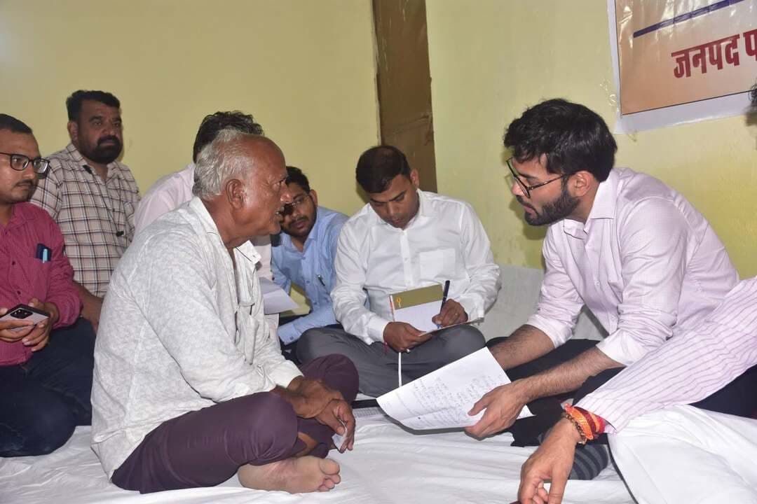मुख्यमंत्री जन विश्वास अभियान अंतर्गत ग्राम भानपुरा विकासखंड के ग्राम खजूरना में शिविर संपन्न हुआ। कलेक्टर श्री दिव्यांक सिंह द्वारा खजूरना में आवेदकों की समस्साएं सूनी। इस अवसर पर 187 समस्याएं शिकायतें प्राप्त हुई। 49 समस्याओं का मौके पर निराकरण किया गया। इसके अलावा 138 शिकायतों के निराकरण के लिए समय सीमा निर्धारित की गई। इस दौरान गरोठ विधायक श्री चंद्र सिंह सिसोदिया, जिला पंचायत उपाध्यक्ष श्रीमती मनुप्रिया विनीत यादव, सीईओ जिला पंचायत श्री अनुकूल जैन, डिप्टी कलेक्टर सुश्री प्रीति संघवी, श्री शुभम, एसडीएम श्री चौहान, जिला अधिकारी एवं ग्रामीण जन मौजूद थे।
#मंदसौर
#Mandsaur