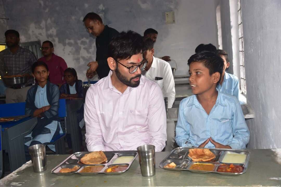 मुख्यमंत्री जन विश्वास अभियान के अंतर्गत कलेक्टर श्री दिव्यांक सिंह एवं गरोठ विधायक श्री चंदर सिंह सिसोदिया ने शासकीय माध्यमिक विद्यालय पांगा का निरीक्षण किया। विद्यार्थियों से संवाद कर उनकी पढ़ाई एवं शैक्षणिक व्यवस्थाओं के संबंध में जानकारी ली। इस दौरान स्कूली विद्यार्थियों के साथ भोजन भी किया।
#Mandsaur
#मंदसौर