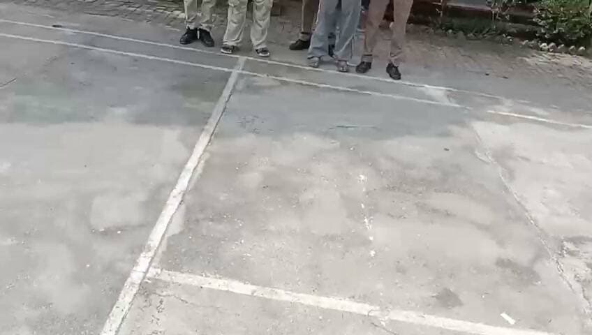 उत्तराखंड के नानकमत्ता में बड़ी कार्रवाई: 18 लाख की स्मैक के साथ दो शातिर तस्कर गिरफ्तार, i-20 कार जब्त
नानकमत्ता (उधम सिंह नगर):
जनपद में नशे के खिलाफ चलाए जा रहे ‘ऑपरेशन प्रहार’ के तहत नानकमत्ता पुलिस को एक बड़ी सफलता हाथ लगी है। एसएसपी अजय गणपति के सख्त निर्देशों और क्षेत्राधिकारी खटीमा नीरज सेमवाल के निर्देशन में पुलिस ने कार्रवाई करते हुए अंतराष्ट्रीय बाजार में करीब 18 लाख रुपये मूल्य की अवैध स्मैक के साथ दो शातिर तस्करों को गिरफ्तार किया है। पुलिस ने उनके कब्जे से तस्करी में प्रयुक्त एक i-20 कार भी बरामद की है।
ऐसे हुई कार्रवाई
कोतवाली नानकमत्ता के प्रभारी निरीक्षक संजय पाठक के नेतृत्व में प्रतापपुर चौकी पुलिस टीम 17 सितंबर 2026 को क्षेत्र में गश्त और संदिग्धों की चेकिंग कर रही थी। इसी दौरान पुलिस ने मुखबिर की सूचना पर दो अलग-अलग अभियुक्तों को धर दबोचा: