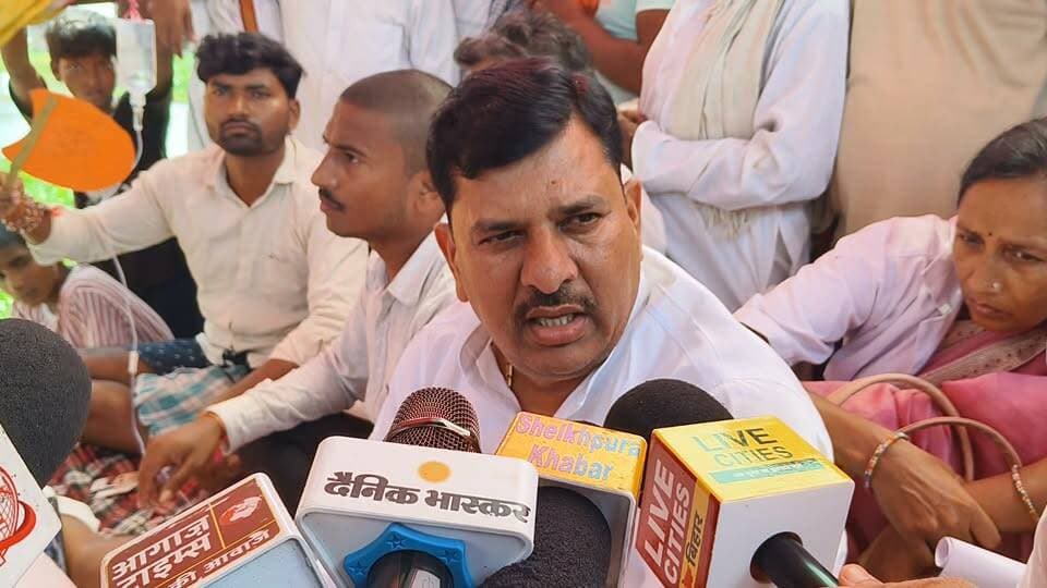 बाढ़ ग्रस्त क्षेत्र घोषित करने की मांग का समर्थन देने पहुंचे शेखपुरा पूर्व विधायक विजय सम्राट।
देखिए पूरी खबर।