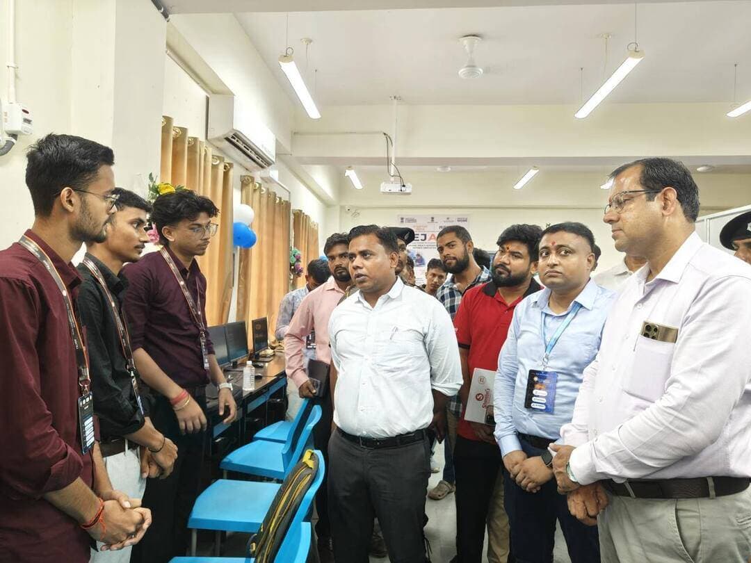 शेखपुरा के बाजितपुर इंजीनियरिंग कॉलेज में तेजस इंडिया हैकाथॉन 2026 का भव्य शुभारंभ।
आज दिनांक 18.09.2026 को शेखपुरा जिले के बाजितपुर स्थित राजकीय अभियंत्रण महाविद्यालय (इंजीनियरिंग कॉलेज) में 'तेजस इंडिया हैकाथॉन 2026' कार्यक्रम का भव्य शुभारंभ हुआ। कार्यक्रम का औपचारिक उद्घाटन मुख्य अतिथि जिला पदाधिकारी, शेखपुरा श्री शेखर आनंद द्वारा दीप प्रज्ज्वलित कर किया गया। उक्त कार्यक्रम के प्रारंभ में हरित एवं पर्यावरण संरक्षण का संदेश देते हुए जिला पदाधिकारी एवं उप विकास आयुक्त महोदय को 'जल-जीवन-हरियाली' का प्रतीक चिह्न पौधा भेंट कर सम्मानित किया गया।समारोह को संबोधित करते हुए जिला पदाधिकारी श्री शेखर आनंद ने कहा कि युवाओं के पास नई सोच, तकनीकी क्षमता और समस्याओं का समाधान खोजने का अद्भुत सामर्थ्य है। उन्होंने कहा है कि किसी भी बड़े बदलाव या कार्य की शुरुआत एक छोटे से विचार से ही होती है। कृषि, शिक्षा, स्वास्थ्य, वित्त, परिवहन, पर्यावरण, रोजगार और स्थानीय उद्योगों में आज भी नवाचार की अपार संभावनाएं हैं। जरूरी नहीं कि हर बड़ा स्टार्टअप किसी मेट्रो शहर से शुरू हो, शेखपुरा जैसे जिले से निकला एक बेहतरीन विचार भी राज्य और देश स्तर पर अपनी अलग पहचान बना सकता है। सरकार युवाओं को स्वरोजगार व उद्यमिता की दिशा में आगे बढ़ाने हेतु विभिन्न योजनाओं के माध्यम से लगातार सहायता और मार्गदर्शन प्रदान कर रही है।
कार्यक्रम में गरिमामयी उपस्थिति
इस अवसर पर जिला प्रशासन, कॉलेज प्रशासन और उद्योग जगत की प्रमुख लोग उपस्थित रहे जिनमें उप विकास आयुक्त, शेखपुरा, राजकीय अभियंत्रण महाविद्यालय के प्राचार्य
जिला उद्योग केंद्र, शेखपुरा के महाप्रबंधक श्री सहदेव दास
शांतिलाल स्वीट्स के संस्थापक श्री अर्जुन कुमार राय, जिला योजना पदाधिकारी एवं जिला विकास पदाधिकारी सह जिला जनसंपर्क पदाधिकारी, कॉलेज के शिक्षकगण, स्टार्टअप सेल की टीम एवं बड़ी संख्या में छात्र-छात्राएं थीं।
कार्यक्रम के दौरान महाविद्यालय के विद्यार्थियों में हैकाथॉन को लेकर जबरदस्त उत्साह देखा गया। प्रिंसपल के द्वारा कहा गया कि इस प्रकार की प्रतियोगिताएं छात्रों में टीमवर्क, समस्या-समाधान और नवाचार की संस्कृति को बढ़ावा देने में अत्यंत सहायक सिद्ध होती हैं।