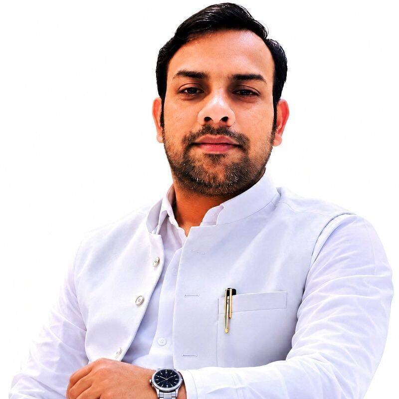 डा. मारूफ अली बने अल्पसंख्यक विभाग यूपी के सलाहकार
कांग्रेस नेताओं और कार्यकर्ताओं ने जताई खुशी, दी बधाई
बस्ती। ऑल इंडिया कांग्रेस कमेटी के अल्पसंख्यक विभाग के चेयरमैन एवं राज्यसभा सांसद इमरान प्रतापगढ़ी ने उत्तर प्रदेश अल्पसंख्यक विभाग के प्रदेश महासचिव डा. मारूफ अली को विभाग का प्रदेश सलाहकार नामित किया है। उनके मनोनयन की जानकारी मिलते ही कांग्रेस कार्यकर्ताओं में खुशी की लहर दौड़ गई।
डा. मारूफ अली को नई जिम्मेदारी मिलने पर कांग्रेस जिलाध्यक्ष विश्वनाथ चौधरी, पूर्व विधायक अम्बिका सिंह, पूर्व जिलाध्यक्ष ज्ञानेन्द्र पाण्डेय ‘ज्ञानू’, बाबूराम सिंह, प्रशान्त पाण्डेय, भूमिधर गुप्ता, डा. आलोक रंजन वर्मा, देवेन्द्र श्रीवास्तव, जयन्त चौधरी, मो. रफीक खां, ब्रजेश आर्य, राकेश पाण्डेय, गिरजेश पाल, अनिल भारती, अतीउल्ला सिद्दीकी, सद्दाम हुसेन, अलीम अख्तर, शमसुद्दीन, डा. बदरे आलम, डा. मो. हुसेन, सरवर अली अंसारी, नियाज अहमद, शौकत अली नन्हू, डा. जमील अहमद, जलाल अहमद, रियाज अहमद खान, अतीत अहमद और मो. हाशिम सहित कांग्रेस के अनेक पदाधिकारियों एवं कार्यकर्ताओं ने प्रसन्नता व्यक्त करते हुए उन्हें बधाई दी।
कांग्रेस नेताओं ने कहा कि डा. मारूफ अली के अनुभव और संगठनात्मक सक्रियता से अल्पसंख्यक विभाग को मजबूती मिलेगी। कार्यकर्ताओं ने उनके उज्ज्वल कार्यकाल की शुभकामनाएं दीं।