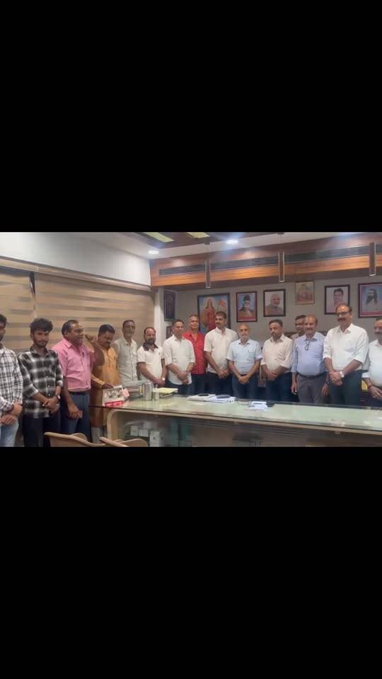 *जसवंत कंवर जी को महापौर बनाए जाने पर कुम्भा ट्रस्ट ने विधायक श्री कोठारी का जताया आभार!*
*भीलवाड़ा नगर निगम में महापौर पद पर राजपूत समाज की श्रीमती जसवंत कंवर के चयन पर कुम्भा ट्रस्ट, भीलवाड़ा के पदाधिकारियों ने विधायक अशोक कुमार कोठारी का आभार व्यक्त किया। ट्रस्ट के पदाधिकारी शुक्रवार को विधायक कार्यालय पहुंचे और विधायक कोठारी का स्वागत करते हुए इस निर्णय के लिए धन्यवाद ज्ञापित किया।*
*इस अवसर पर ट्रस्ट के पदाधिकारियों ने कहा कि श्रीमती जसवंत कंवर को महापौर पद की जिम्मेदारी मिलने से राजपूत समाज में हर्ष का वातावरण है। उन्होंने कहा कि यह समाज के लिए गौरव का विषय है तथा नगर निगम के नेतृत्व में उन्हें महत्वपूर्ण जिम्मेदारी मिलने से समाज में सकारात्मक संदेश गया है।*
*ट्रस्ट पदाधिकारियों ने विधायक अशोक कुमार कोठारी के प्रति आभार व्यक्त करते हुए कहा कि उनके प्रयासों एवं सकारात्मक भूमिका से श्रीमती जसवंत कंवर को महापौर पद पर जिम्मेद