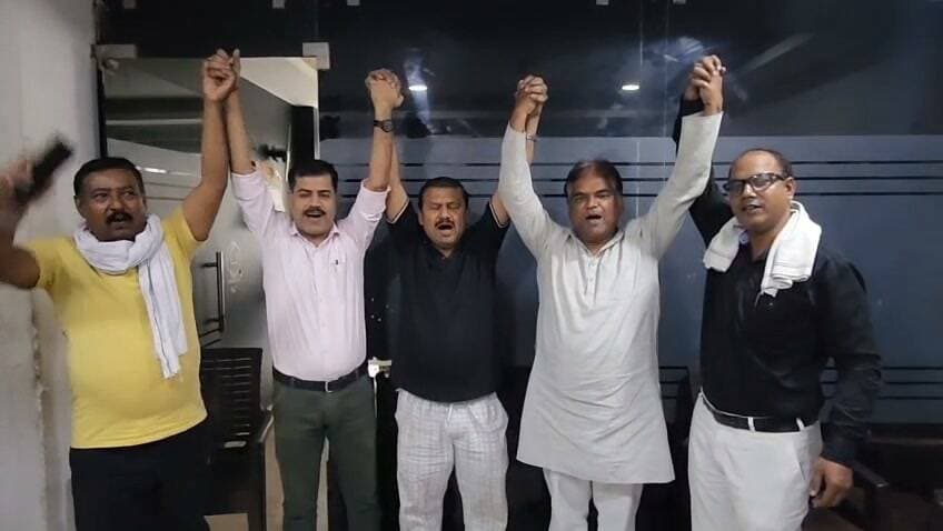 प्रवासी, पूर्वांचल एवं बिहार समाज की बैठक
आगामी मंगलवार, 22 सितम्बर 2026 को प्रवासी, पूर्वांचल एवं बिहार समाज के भाइयों की एक बैठक आयोजित की जा रही है।
इस बैठक में बिहारी समाज को गाली देने वाले सुपरिंटेंडेंट इंजीनियर ओमबीर सिंह के 15 दिनों में हुए स्थानांतरण से जुड़े घटनाक्रम तथा आगे की रणनीति पर चर्चा की जाएगी।
स्थान: परिवर्तन वाटिका, नियर लक्ष्मी बिल्डर शिव दुर्गा विहार
समय: रात्रि 8:00 बजे
दिनांक: मंगलवार, 22 सितम्बर 2026
सभी संबंधित बंधुओं से अनुरोध है कि समय निकालकर बैठक में उपस्थित हों और आगे की कार्ययोजना पर अपने विचार रखें।
#पूर्वांचल_समाज #बिहार_समाज # #प्रवासी_एकता #पूर्वांचल_एकता #समाज_की_बैठक #ओमबीर_सिंह #परिवर्तन_वाटिका
