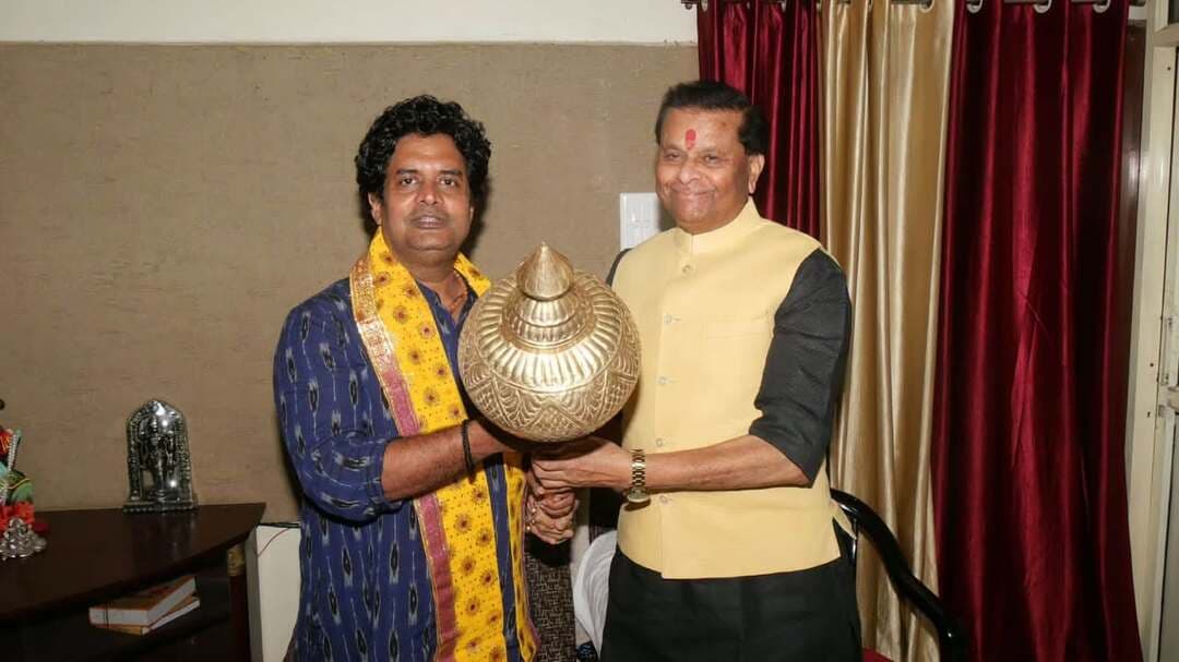 हनुमान अंश के सुपरहिट गायक श्री साधु तिवारी पहुँचे वित्त आयोग अध्यक्ष श्री पवैया के आवास
विशाल गदा भेंट कर कलाकार का किया अभिनंदन
“हनुमान अंश” फ़िल्म के अति लोकप्रिय गीत “जब ज़िद पर अड़ गयीं पार्वती” के गायक श्री साधु तिवारी ने राज्य वित्त आयोग के अध्यक्ष श्री जयभान सिंह पवैया के आवास “सेवापथ” पहुँच कर उनसे मुलाकात की । श्री पवैया ने उनका अंगवस्त्र व विशाल गदा भेंट कर अभिनंदन किया ।
श्री तिवारी मुंबई विमान से आकर सीधे श्री पवैया के ग्वालियर स्थित भगत सिंह नगर स्थित घर पहुँचे । बॉक्स ऑफिस पर धूम मचा रही “हनुमान अंश” मूवी के सुपर हिट गीत “पार्वती .. पार्वती” के नवोदित गायक श्री साधु तिवारी ने गीत गाकर सभी से मिले प्यार के लिये आभार माना ।
पूर्व सांसद व वित्त आयोग अध्यक्ष श्री पवैया ने श्री साधु तिवारी के कंठ की सराहना करते हुए कहा कहा कि उन्होंने ग्वालियर में पंचमहल अंचल के बेटा होने के नाते चीनौर क्षेत्र का नाम भारत में रोशन किया है । हनुमान अंश की सफलता वास्तव में हनुमान जी व उनके परम भक्त बाबा नीम करौरी जी का चमत्कार ही है और प्रत्येक कलाकार को प्रभु राम की सेवा का अवसर उनके जीवन का परम सौभाग्य है । श्री पवैया ने कहा कि इस फिल्म से यह सिद्ध हो गया कि भारत का जन मानस क्या देखना चाहता है।
#gwalior
PRO Gwalior
Jansampark Madhya Pradesh
CM Madhya Pradesh
Jaibhan Singh Pawaiya