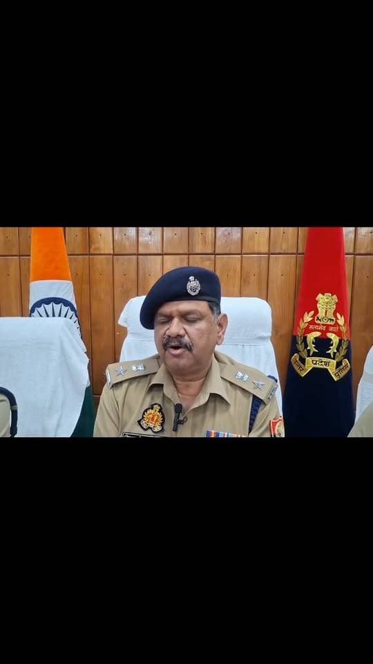 रंगदारी व ब्लैकमेलिंग का आरोपी गिरफ्तार बहराइच पुलिस
की बड़ी कार्यवाही रंगदारी और ब्लैक मेलिंग का शातिर
आरोपी पहुंचा पुलिस की गिरफ्त में
वजन कम करने के बहाने महिला के आपत्तिजनक फोटो
हासिल कर आरोपी ने की ₹5.20 लाख की ठगी, फिर मांगी
10 लाख की और रंगदारी!एसपी के निर्देशन में दरगाह शरीफ
पुलिस ने आरोपी हिमांशु तायल को दबोचा।मौके से ₹2.5
लाख कैश, 2 मोबाइल और वसूली के पैसों से खरीदी गई
बाइक, एसी व स्मार्ट टीवी बरामद! सतर्क रहें सुरक्षित रहें।