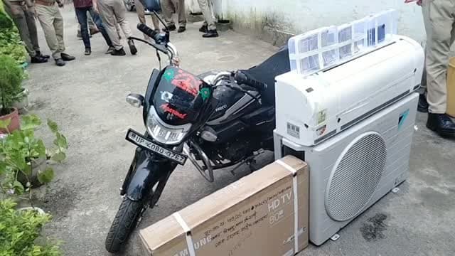 रंगदारी व ब्लैकमेलिंग का आरोपी गिरफ्तार बहराइच पुलिस
की बड़ी कार्यवाही रंगदारी और ब्लैक मेलिंग का शातिर
आरोपी पहुंचा पुलिस की गिरफ्त में
वजन कम करने के बहाने महिला के आपत्तिजनक फोटो
हासिल कर आरोपी ने की ₹5.20 लाख की ठगी, फिर मांगी
10 लाख की और रंगदारी!एसपी के निर्देशन में दरगाह शरीफ
पुलिस ने आरोपी हिमांशु तायल को दबोचा।मौके से ₹2.5
लाख कैश, 2 मोबाइल और वसूली के पैसों से खरीदी गई
बाइक, एसी व स्मार्ट टीवी बरामद! सतर्क रहें सुरक्षित रहें।