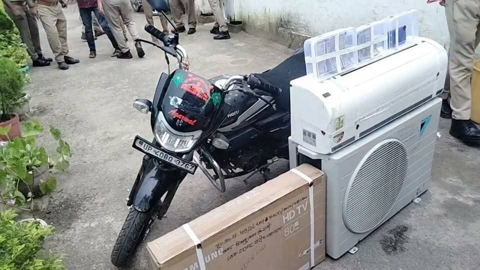 रंगदारी व ब्लैकमेलिंग का आरोपी गिरफ्तार बहराइच पुलिस
की बड़ी कार्यवाही रंगदारी और ब्लैक मेलिंग का शातिर
आरोपी पहुंचा पुलिस की गिरफ्त में
वजन कम करने के बहाने महिला के आपत्तिजनक फोटो
हासिल कर आरोपी ने की ₹5.20 लाख की ठगी, फिर मांगी
10 लाख की और रंगदारी!एसपी के निर्देशन में दरगाह शरीफ
पुलिस ने आरोपी हिमांशु तायल को दबोचा।मौके से ₹2.5
लाख कैश, 2 मोबाइल और वसूली के पैसों से खरीदी गई
बाइक, एसी व स्मार्ट टीवी बरामद! सतर्क रहें सुरक्षित रहें।