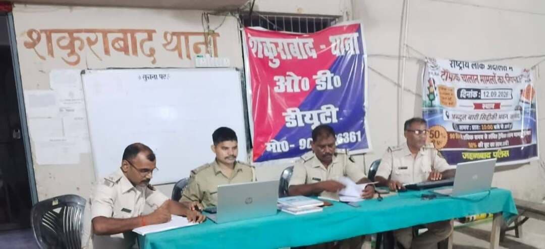 रात्रि में थाना परिसरों में केस डायरी लेखन सत्र, अनुसंधान की गुणवत्ता सुधारने पर जोर
जहानाबाद : पुलिस अधीक्षक कोटा किरण कुमार के निर्देश पर शुक्रवार की रात जिले के सभी थाना परिसरों में कांड दैनिकी (केस डायरी) लेखन सत्र आयोजित किया गया। थानाध्यक्षों के नेतृत्व में आयोजित सत्र में अनुसंधानकर्ताओं ने लंबित कांडों की केस डायरी तैयार करने और अनुसंधान से जुड़ी प्रगति की समीक्षा की।
इस दौरान अनुसंधान की गुणवत्ता में सुधार, लंबित कांडों के त्वरित निष्पादन और केस डायरी लेखन में आ रही व्यावहारिक कठिनाइयों के समाधान पर विशेष जोर दिया गया। अधिकारियों ने अनुसंधानकर्ताओं को केस डायरी में आवश्यक तथ्यों एवं साक्ष्यों का स्पष्ट और व्यवस्थित उल्लेख करने के निर्देश दिए। साथ ही लंबित मामलों के निष्पादन में अनावश्यक विलंब नहीं करने की हिदायत दी गई।
पुलिस अधिकारियों ने कहा कि नियमित केस डायरी लेखन सत्र से अनुसंधानकर्ताओं को मौके पर मार्गदर्शन मिलेगा और कांडों के निष्पादन की गति बढ़ेगी। पुलिस अधीक्षक के निर्देश पर आगे भी इस तरह के सत्र आयोजित कर अनुसंधान की गुणवत्ता की लगातार समीक्षा की जाएगी।