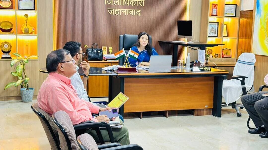 40 प्रतिशत से कम उपस्थिति वाले स्कूलों पर होगी विशेष नजर
डीएम ने शिक्षा विभाग की समीक्षा कर दिए सुधार के निर्देश
जहानाबाद : जिला पदाधिकारी छिरिङ वाई भूटिया ने शुक्रवार को शिक्षा विभाग की समीक्षा बैठक में सरकारी विद्यालयों की शैक्षणिक व्यवस्था को लेकर अधिकारियों को कई निर्देश दिए। उन्होंने विद्यार्थियों की नियमित उपस्थिति बढ़ाने के साथ गुणवत्तापूर्ण शिक्षा सुनिश्चित करने पर विशेष जोर दिया।
बैठक में विद्यालयवार विद्यार्थियों की दैनिक उपस्थिति के आंकड़ों की समीक्षा की गई। जिन विद्यालयों में विद्यार्थियों की उपस्थिति 40 प्रतिशत से कम मिली, वहां कम उपस्थिति के वास्तविक कारणों की पहचान कर तत्काल कार्रवाई करने का निर्देश जिला शिक्षा पदाधिकारी को दिया गया। डीएम ने कहा कि अधिक से अधिक बच्चों को नियमित रूप से विद्यालय से जोड़ने के लिए प्रभावी कदम उठाए जाएं।
उन्होंने शिक्षकों की समय पर उपस्थिति सुनिश्चित करने तथा विद्यालयों में नियमित रूप से गुणवत्तापूर्ण पठन-पाठन कराने का निर्देश दिया। शैक्षणिक व्यवस्था में किसी प्रकार की लापरवाही नहीं बरतने को कहा गया।
एमडीएम में पारदर्शिता पर जोर
मध्याह्न भोजन योजना की समीक्षा के दौरान डीएम ने भोजन की गुणवत्ता निर्धारित मानकों के अनुरूप रखने का निर्देश दिया। उन्होंने स्पष्ट किया कि एमडीएम में दर्ज लाभान्वित विद्यार्थियों की संख्या और विद्यालय में वास्तविक उपस्थिति में अंतर नहीं होना चाहिए। जितने बच्चे विद्यालय में उपस्थित हों, उसी के अनुसार भोजन तैयार और वितरित किया जाए।
डीएम ने विद्यालयों की नियमित मॉनिटरिंग करते हुए कमियों को समयबद्ध तरीके से दूर करने का निर्देश दिया। बैठक में जिला शिक्षा पदाधिकारी सुरेंद्र कुमार, सभी प्रखंड शिक्षा पदाधिकारी और शिक्षा विभाग के संबंधित अधिकारी मौजूद थे।