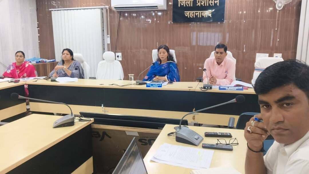 जहानाबाद : जमाबंदी में त्रुटियों के सुधार को लेकर विशेष अभियान तेज होगा। जिले में 1.22 लाख जमाबंदियों को मूल अभिलेख से मिलान कर दुरुस्त करने का लक्ष्य रखा गया है। शुक्रवार को समाहरणालय में अभियान बसेरा-02 एवं जमाबंदी अद्यतीकरण अभियान की समीक्षा के दौरान अधिकारियों को निर्धारित समय सीमा में कार्य पूरा करने का निर्देश दिया गया।
15 सितंबर से 31 अक्टूबर तक चलने वाले अभियान में डिजिटाइज्ड जमाबंदी का रजिस्टर-2 की स्कैन प्रति से मिलान किया जाएगा। रैयत का नाम, पिता का नाम, खाता-खेसरा संख्या, रकबा, लगान समेत अन्य विवरणों में मिली त्रुटियों को मूल अभिलेख के आधार पर सुधारा जाएगा। मृत रैयतों की पहचान कर उनके वैध उत्तराधिकारियों के नाम नामांतरण की प्रक्रिया भी पूरी की जाएगी।
अधिकारियों को प्रत्येक मौजा में प्रति माह न्यूनतम पांच उत्तराधिकार नामांतरण कराने का निर्देश दिया गया है। कार्यों की गुणवत्ता की जांच के लिए भूमि सुधार उप समाहर्ता पांच प्रतिशत, अपर समाहर्ता दो प्रतिशत और समाहर्ता एक प्रतिशत मामलों का रैंडम सत्यापन करेंगे।
बैठक में अभियान बसेरा-02 की भी समीक्षा हुई। पात्र लाभुकों के बीच आगामी 20 नवंबर को दोबारा पर्चा वितरण किया जाएगा। इसके लिए आवश्यक तैयारियां समय पर पूरी करने को कहा गया। वहीं, ई-मापी की समीक्षा में प्रति अमीन प्रतिदिन न्यूनतम दो मापी कराने तथा लंबित मामलों का शीघ्र निष्पादन करने का निर्देश दिया गया।