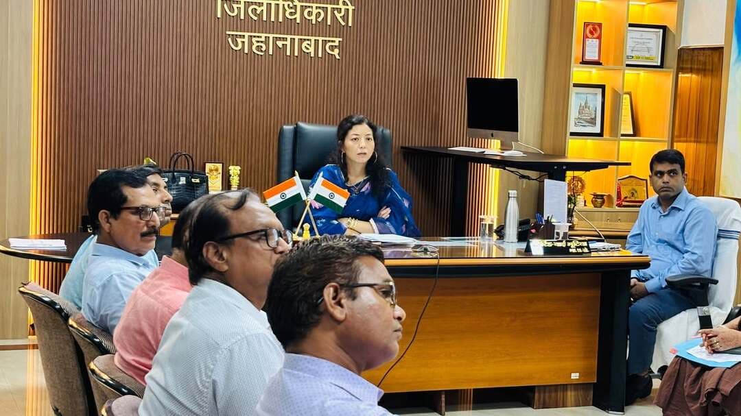 सार्वजनिक परिसंपत्तियों का होगा कायाकल्प, 30 नवंबर तक पुराने कार्य पूरे करने का लक्ष्य
जहानाबाद : जिले की पुरानी एवं जर्जर सार्वजनिक परिसंपत्तियों को अब बेहतर, स्वच्छ और सुदृढ़ स्वरूप दिया जाएगा। शुक्रवार को मुख्यमंत्री सम्राट चौधरी ने पटना से वीडियो कान्फ्रेंसिंग के माध्यम से ‘सेवा संकल्प एवं कायाकल्प अभियान’ का शुभारंभ किया। जहानाबाद से जिलाधिकारी छिरिङ वाई भूटिया सहित संबंधित पदाधिकारियों ने कार्यक्रम में भाग लिया।
अभियान के तहत विद्यालय, आंगनबाड़ी केंद्र, पंचायत सरकार भवन, स्वास्थ्य संस्थान समेत अन्य सार्वजनिक परिसंपत्तियों में जरूरत के अनुसार मरम्मत, रंग-रोगन, साफ-सफाई, रखरखाव और नवीनीकरण के कार्य किए जाएंगे। कार्यों की प्रगति की निगरानी के लिए ‘कायाकल्प पोर्टल’ भी शुरू किया गया है। इसमें चिह्नित परिसंपत्तियों और कराए जा रहे कार्यों की जानकारी अपलोड की जाएगी।
कार्यक्रम के बाद जिलाधिकारी ने संबंधित विभागों को सार्वजनिक परिसंपत्तियों का भौतिक सत्यापन कर जरूरी कार्यों को प्राथमिकता के आधार पर चिह्नित करने का निर्देश दिया। उन्होंने शिक्षा, स्वास्थ्य, आइसीडीएस, पंचायती राज और ग्रामीण विकास विभाग को आपसी समन्वय से उपलब्ध संसाधनों का बेहतर उपयोग करने को कहा।
विद्यालयों और आंगनबाड़ी केंद्रों में पेयजल, शौचालय, बिजली, भवन, रंग-रोगन और साफ-सफाई समेत आधारभूत सुविधाओं की स्थिति की जांच कर चरणबद्ध तरीके से मरम्मत कराने का निर्देश दिया गया। जहां नए भवन के लिए भूमि की जरूरत है, वहां भूमि की पहचान, मापी और सीमांकन शीघ्र पूरा करने को कहा गया।
जिलाधिकारी ने ‘आदर्श ग्राम’ की अवधारणा के तहत चयनित गांवों में विभिन्न विभागों की योजनाओं के कन्वर्जेंस से समेकित विकास पर भी जोर दिया। उप विकास आयुक्त आदित्य कुमार पियूष को अभियान की नियमित निगरानी और कार्यों की गुणवत्ता सुनिश्चित करने की जिम्मेदारी दी गई है।
अभियान के तहत पुरानी परिसंपत्तियों की मरम्मत व नवीनीकरण का कार्य 30 नवंबर 2026 तक पूरा करने का लक्ष्य है। वहीं नई आधारभूत संरचनाओं से जुड़े कार्य 31 मार्च 2027 तक पूरे किए जाने हैं। जिलाधिकारी ने अधिकारियों को नियमित फील्ड निरीक्षण कर निर्धारित समय-सीमा में गुणवत्तापूर्ण कार्य पूरा कराने का निर्देश दिया।