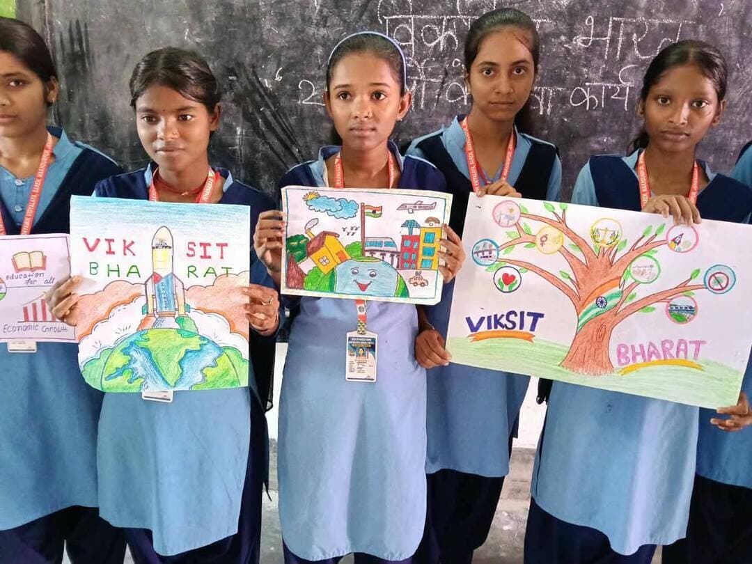 सेवा ही संकल्प अभियान के तहत विद्यालयों में चित्रकला व भाषण प्रतियोगिता
जहानाबाद : बिहार शिक्षा परियोजना परिषद, पटना के निर्देश पर जिले के सरकारी व निजी विद्यालयों में ‘सेवा ही संकल्प अभियान’ के तहत चित्रकला एवं भाषण प्रतियोगिता का आयोजन किया जा रहा है। प्रतियोगिता का विषय ‘प्रधानमंत्री के सेवा कार्य एवं विकसित भारत की संकल्पना’ रखा गया है। 17 सितंबर से सात अक्टूबर तक विभिन्न स्तरों पर प्रतियोगिताएं आयोजित होंगी।
प्रतियोगिता के प्रथम चरण में 17 से 19 सितंबर तक विद्यालय स्तर पर कक्षा नौवीं से 12वीं तक के विद्यार्थियों के लिए प्रतियोगिता हो रही है। इसमें छात्र-छात्राएं बढ़-चढ़कर भाग ले रहे हैं। इसके बाद 21 से 23 सितंबर तक कक्षा एक से आठवीं तक के विद्यार्थियों के लिए विद्यालय स्तर पर प्रतियोगिता होगी।
दूसरे चरण में 24 सितंबर को संकुल स्तर पर विद्यालय स्तर से चयनित कक्षा एक से 12वीं तक के विद्यार्थी हिस्सा लेंगे। इसके बाद 26 से 28 सितंबर तक प्रखंड स्तर तथा 29 सितंबर को जिला स्तर पर प्रतियोगिता आयोजित की जाएगी। जिला स्तर पर चयनित प्रतिभागियों को राज्य स्तरीय प्रतियोगिता में भाग लेने का अवसर मिलेगा।
प्रतियोगिता के माध्यम से विद्यार्थियों की रचनात्मकता, अभिव्यक्ति क्षमता और विकसित भारत के संकल्प के प्रति जागरूकता बढ़ाने का प्रयास किया जा रहा है। विद्यार्थियों की बनाई चित्रकला को विभिन्न स्तरों पर प्रदर्शित भी किया जाएगा। जिला शिक्षा पदाधिकारी ने सभी प्रधानाध्यापकों, शिक्षकों एवं विद्यार्थियों से अधिक से अधिक सहभागिता सुनिश्चित कर कार्यक्रम को सफल बनाने की अपील की है।